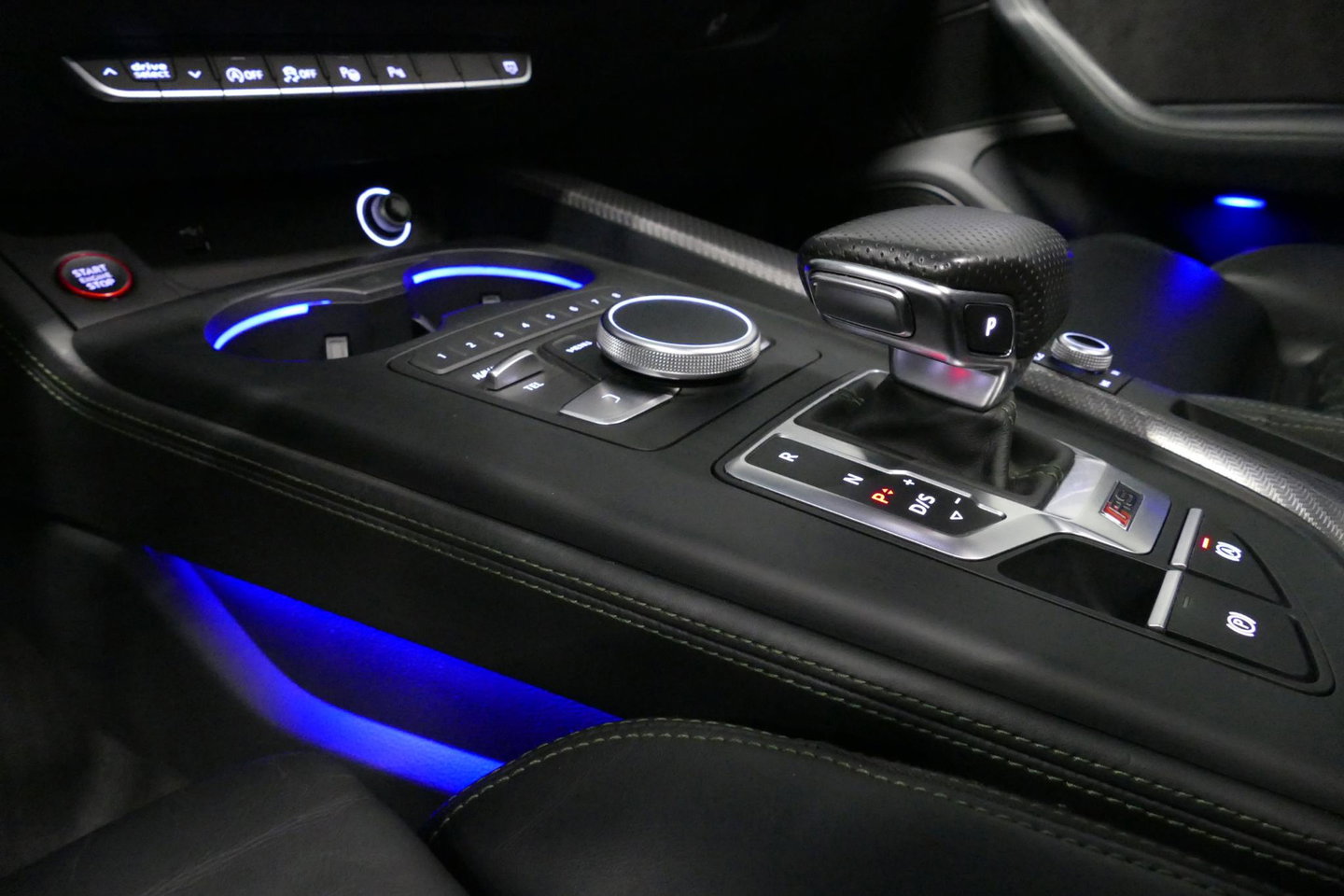 Audi RS4 A4 Avant 2.9 TFSI quattro / RS-Sportuitlaat / Panoramdak / Elektr. verstelbare voorstoelen (links met memory) / HUD / B&O / RS Comfort Pack / Dynamica Pack / Audi Exclusive interieur / Massage stoelen / Matrix LED / Rondomzichtcamera / Apple Carplay - And
