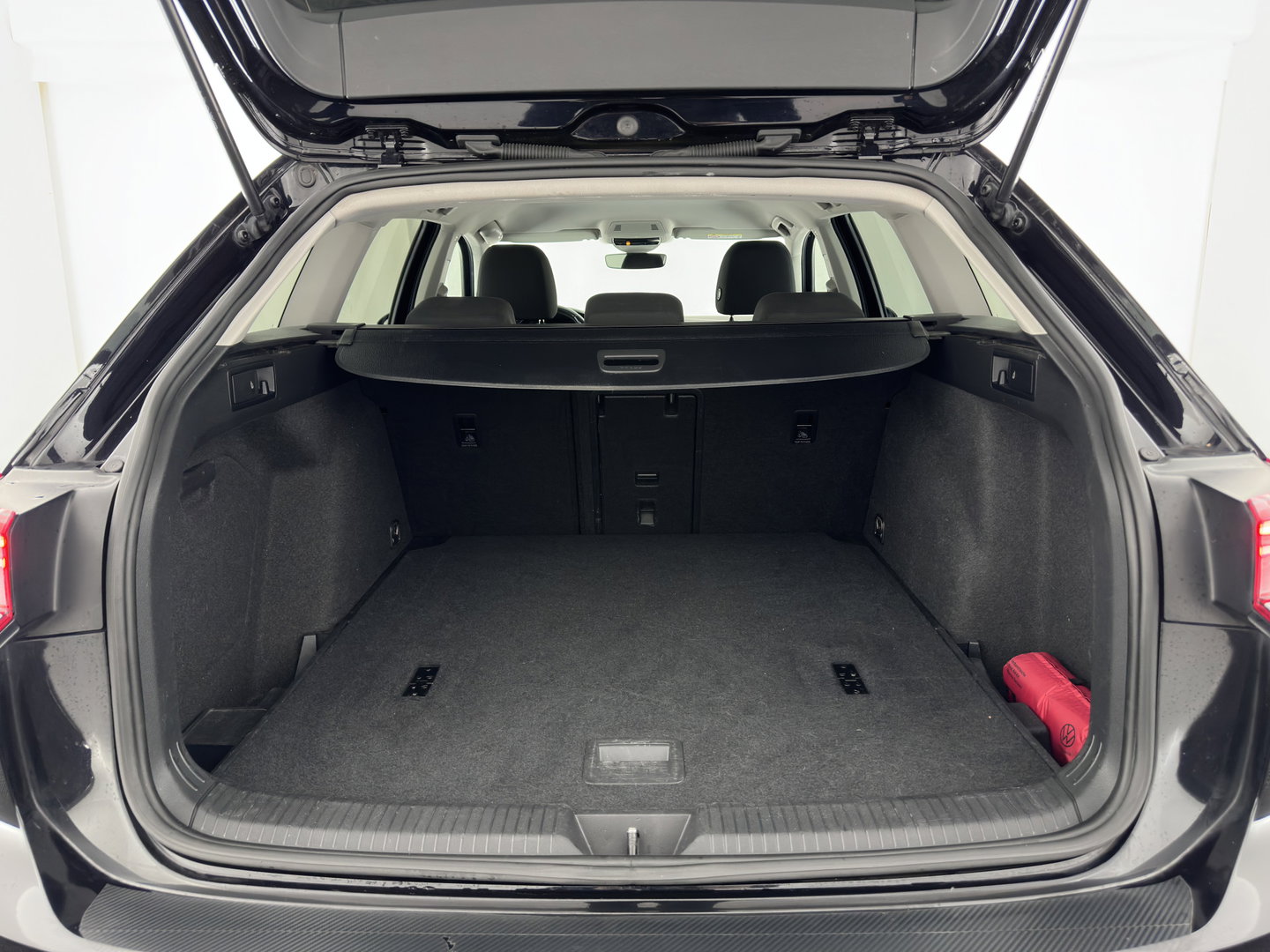 Volkswagen Golf Variant 2.0 TDI Life Business+ (INCL.BTW) Aut. *FULL-LED | ADAPTIVE-CRUISE | BLIND-SPOT | DIGI-COCKPIT | NAVI-FULLMAP | AMBIENT-LIGHT | COMFORT-SEATS | KEYLESS | DAB+ | PRIVACY-GLASS | ECC | PDC | TOWBAR | 16''ALU*
