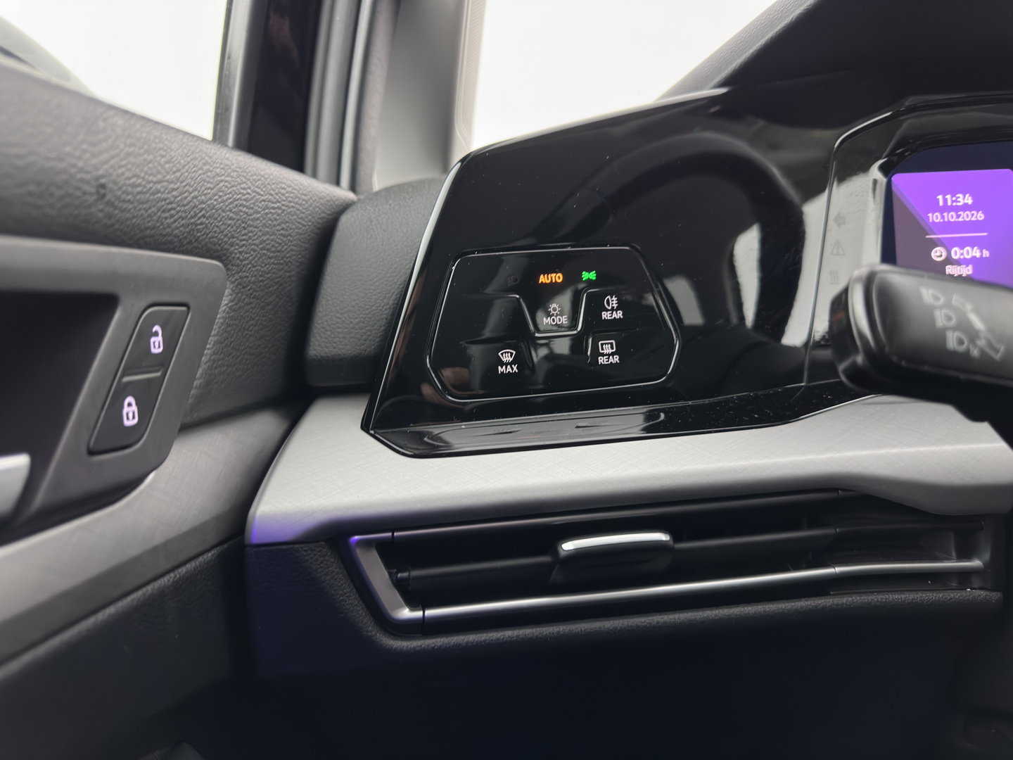 Volkswagen Golf Variant 2.0 TDI Life Business+ (INCL.BTW) Aut. *FULL-LED | ADAPTIVE-CRUISE | BLIND-SPOT | DIGI-COCKPIT | NAVI-FULLMAP | AMBIENT-LIGHT | COMFORT-SEATS | KEYLESS | DAB+ | PRIVACY-GLASS | ECC | PDC | TOWBAR | 16''ALU*