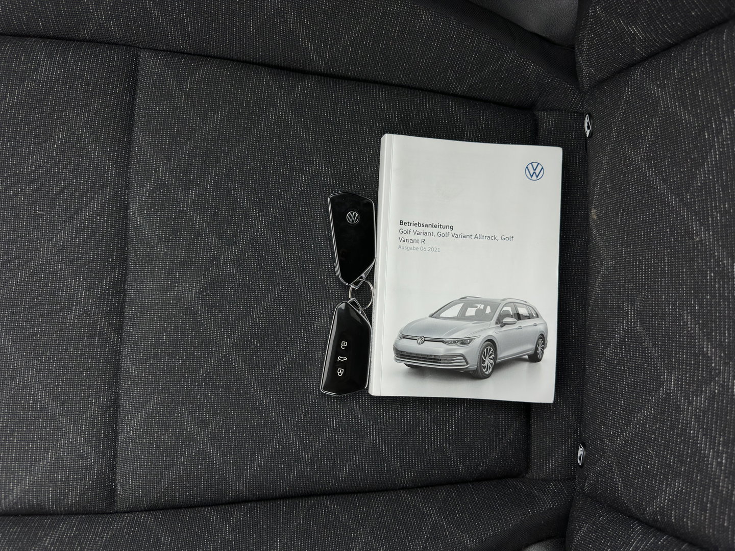 Volkswagen Golf Variant 2.0 TDI Life Business+ (INCL.BTW) Aut. *FULL-LED | ADAPTIVE-CRUISE | BLIND-SPOT | DIGI-COCKPIT | NAVI-FULLMAP | AMBIENT-LIGHT | COMFORT-SEATS | KEYLESS | DAB+ | PRIVACY-GLASS | ECC | PDC | TOWBAR | 16''ALU*