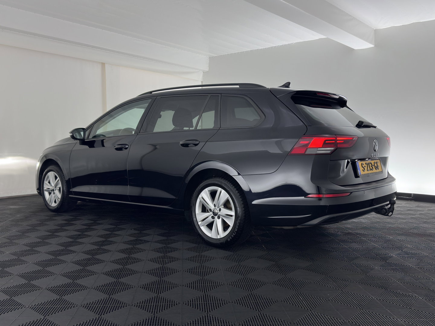 Volkswagen Golf Variant 2.0 TDI Life Business+ (INCL.BTW) Aut. *FULL-LED | ADAPTIVE-CRUISE | BLIND-SPOT | DIGI-COCKPIT | NAVI-FULLMAP | AMBIENT-LIGHT | COMFORT-SEATS | KEYLESS | DAB+ | PRIVACY-GLASS | ECC | PDC | TOWBAR | 16''ALU*
