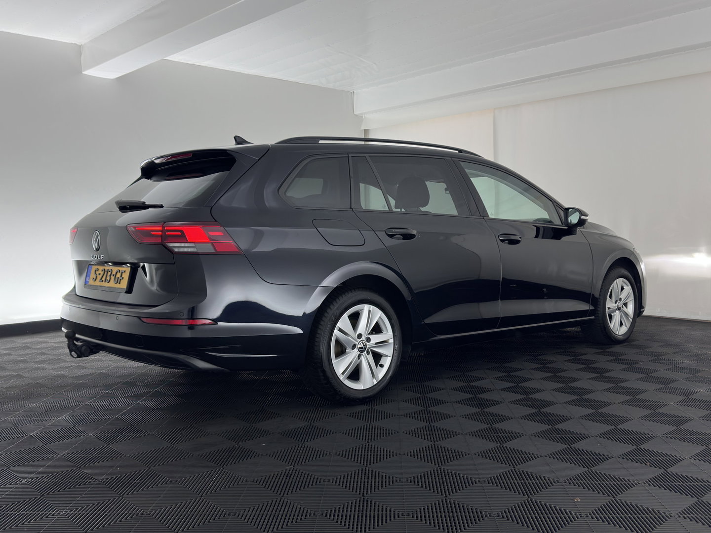 Volkswagen Golf Variant 2.0 TDI Life Business+ (INCL.BTW) Aut. *FULL-LED | ADAPTIVE-CRUISE | BLIND-SPOT | DIGI-COCKPIT | NAVI-FULLMAP | AMBIENT-LIGHT | COMFORT-SEATS | KEYLESS | DAB+ | PRIVACY-GLASS | ECC | PDC | TOWBAR | 16''ALU*