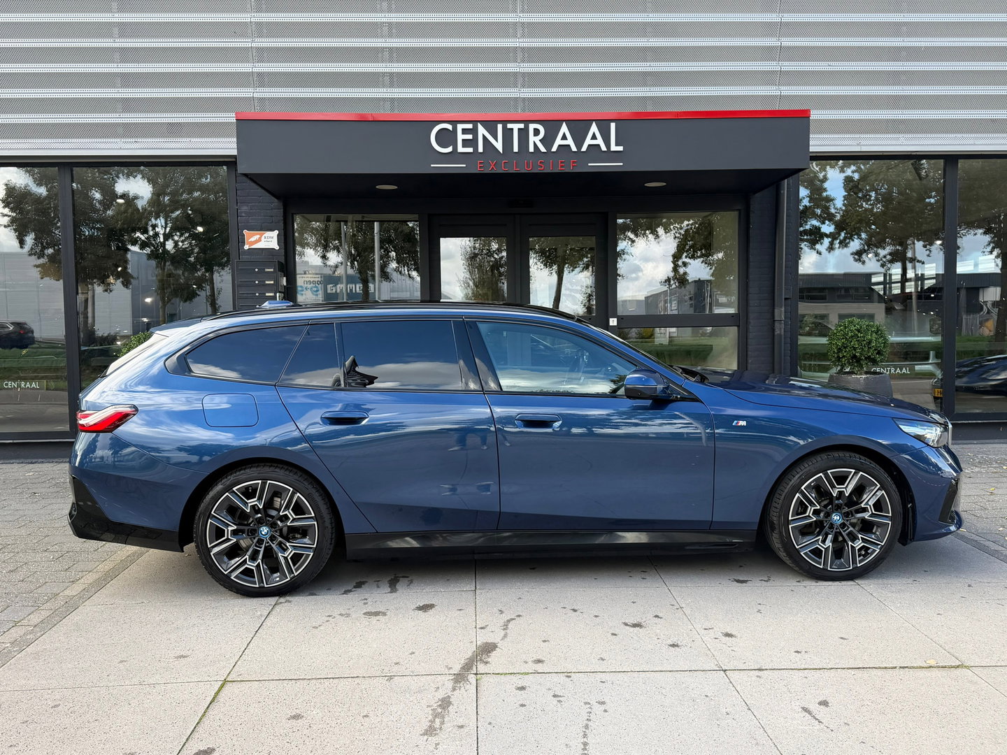 BMW 5 Serie Touring 530e M-Sport Pano|Harman&Kardon|ACC|Memory|4wielbesturing|Keyless|300PK