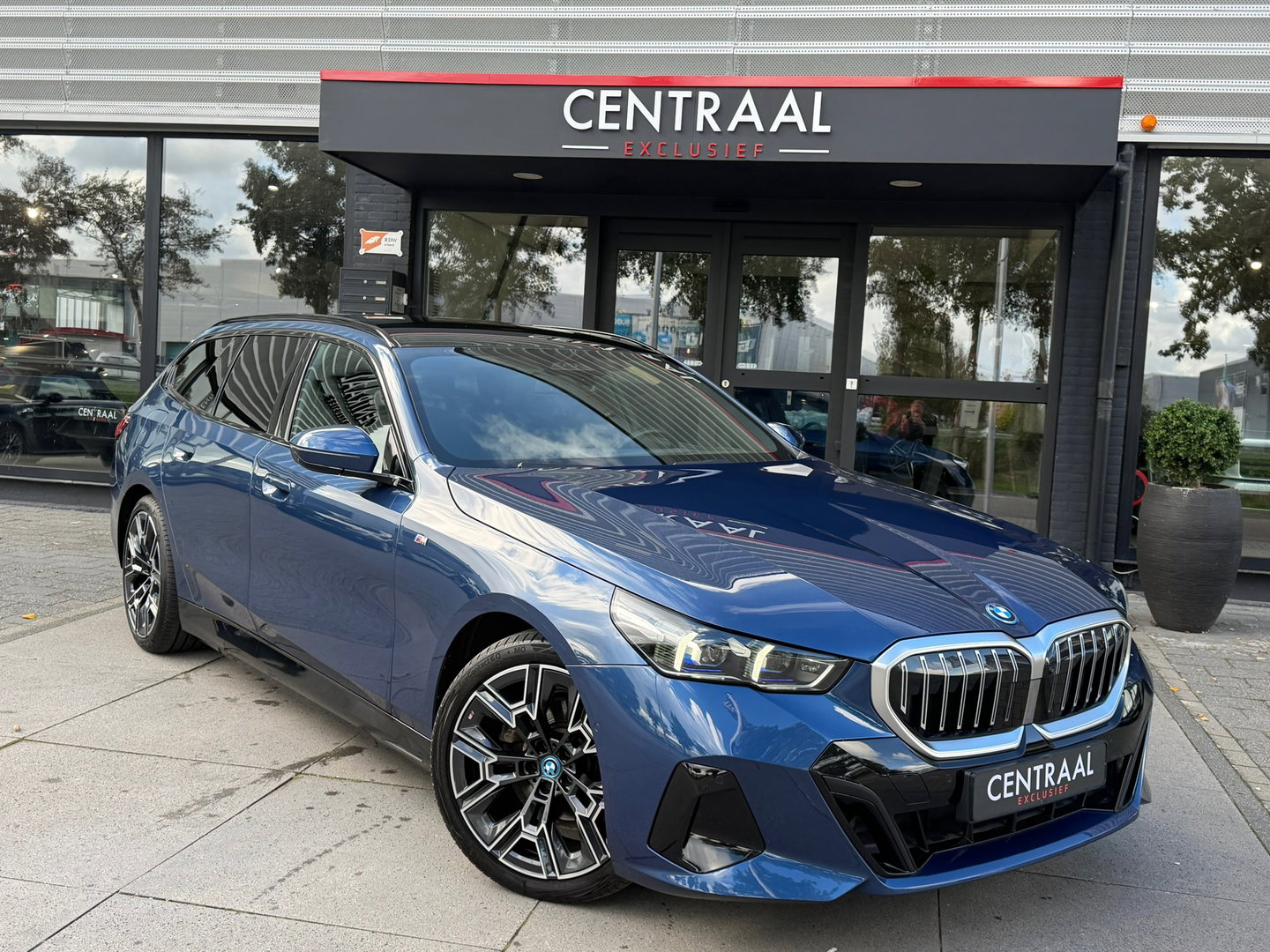 BMW 5 Serie Touring 530e M-Sport Pano|Harman&Kardon|ACC|Memory|4wielbesturing|Keyless|300PK