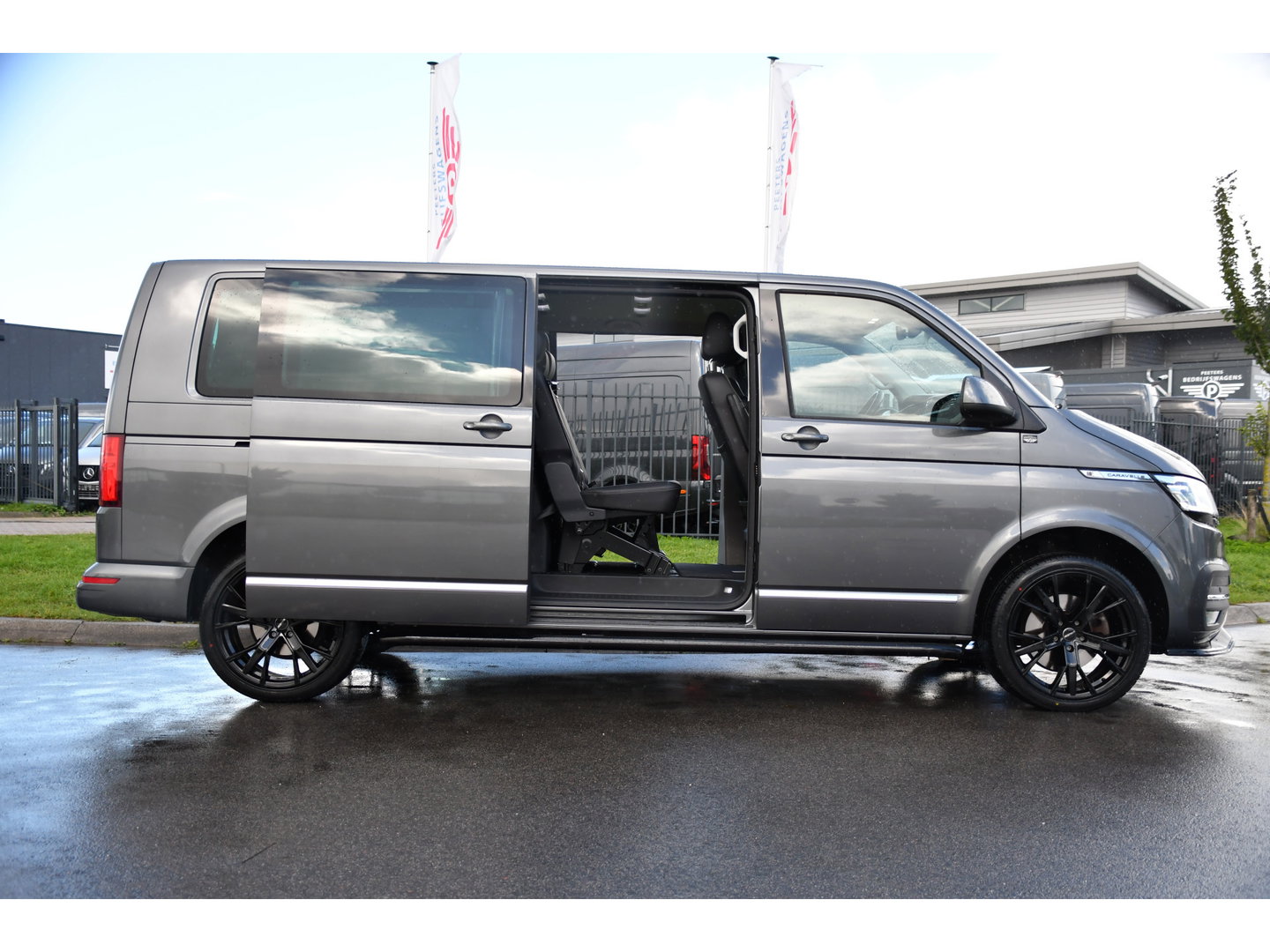 Volkswagen Transporter 2.0 TDI L2H1 30 DC Caravelle FULL OPTIONS! Adaptieve Cruise, Camera, Carplay, 2 x Schuifdeur, Leder, LED, 204pk, Automaat, Clima, Stoelverwarming, Uniek!
