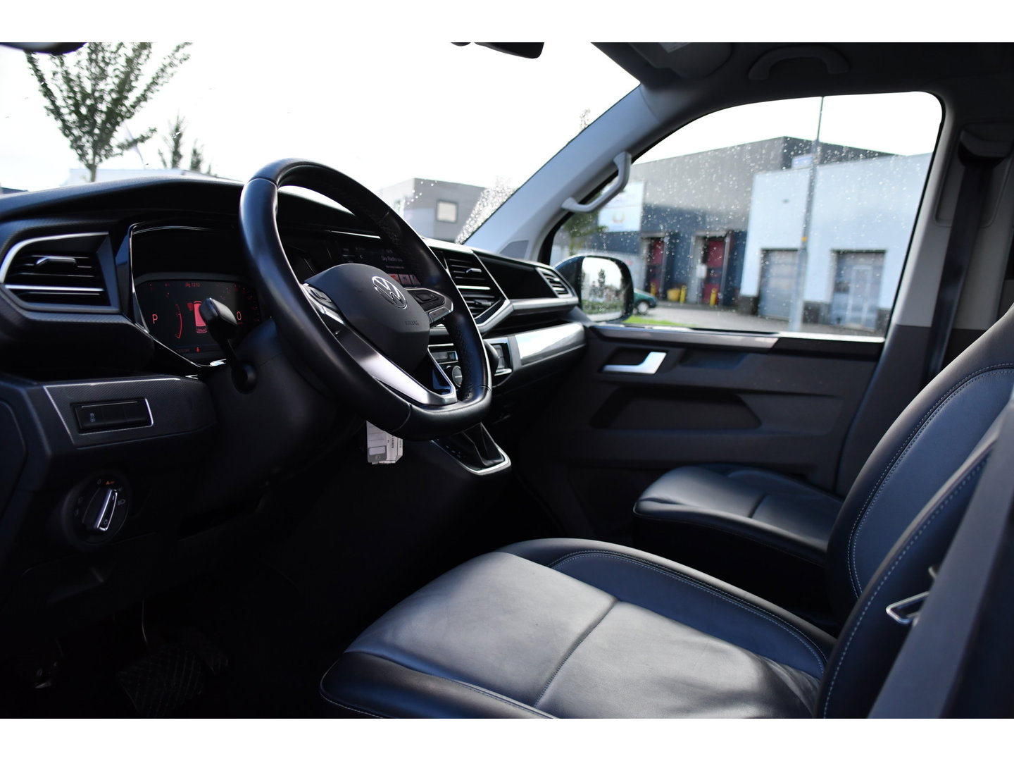 Volkswagen Transporter 2.0 TDI L2H1 30 DC Caravelle FULL OPTIONS! Adaptieve Cruise, Camera, Carplay, 2 x Schuifdeur, Leder, LED, 204pk, Automaat, Clima, Stoelverwarming, Uniek!