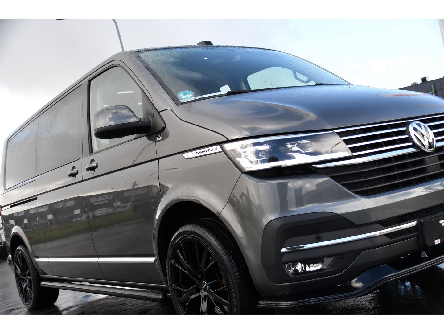 Volkswagen Transporter 2.0 TDI L2H1 30 DC Caravelle FULL OPTIONS! Adaptieve Cruise, Camera, Carplay, 2 x Schuifdeur, Leder, LED, 204pk, Automaat, Clima, Stoelverwarming, Uniek!