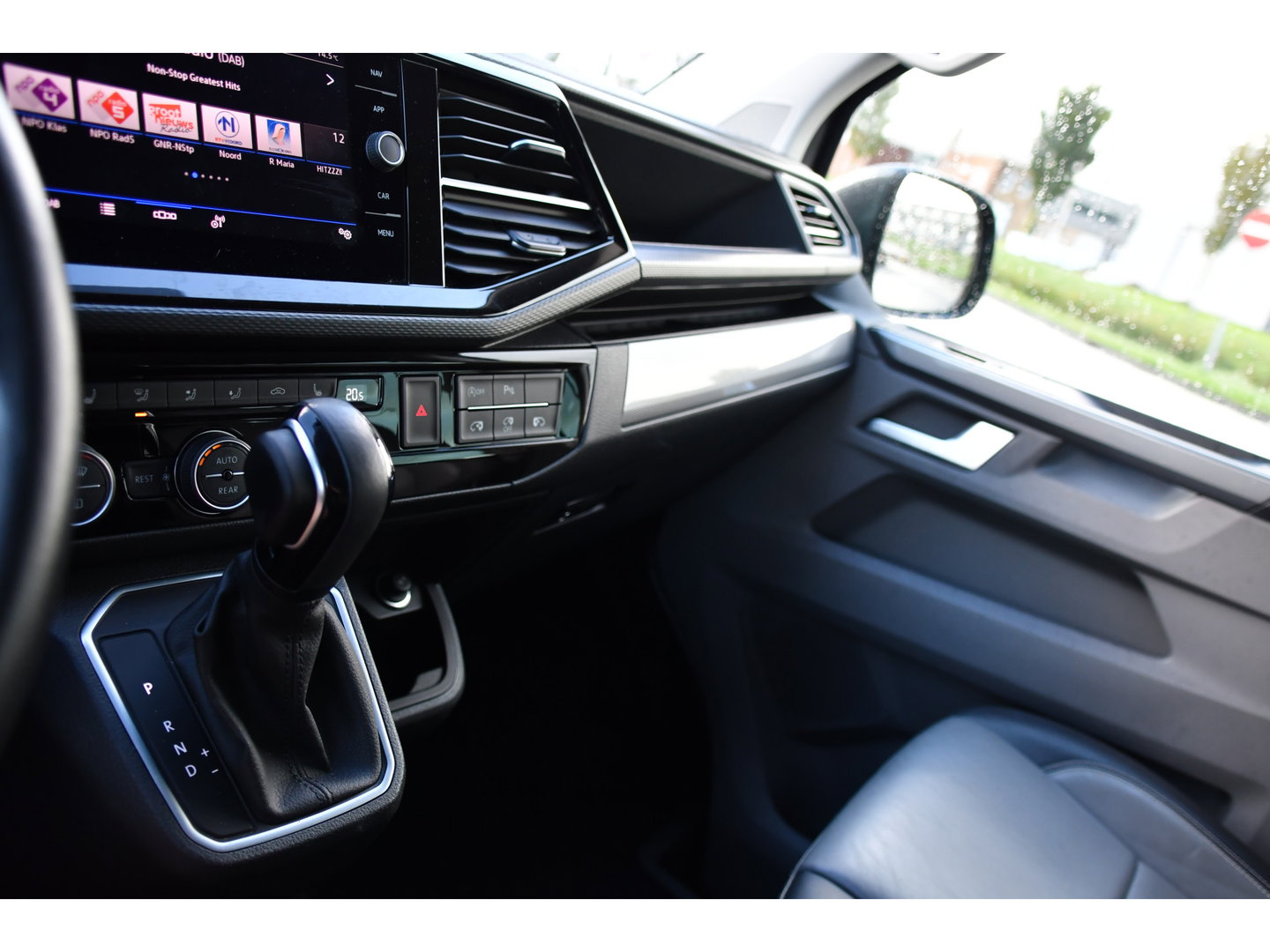 Volkswagen Transporter 2.0 TDI L2H1 30 DC Caravelle FULL OPTIONS! Adaptieve Cruise, Camera, Carplay, 2 x Schuifdeur, Leder, LED, 204pk, Automaat, Clima, Stoelverwarming, Uniek!