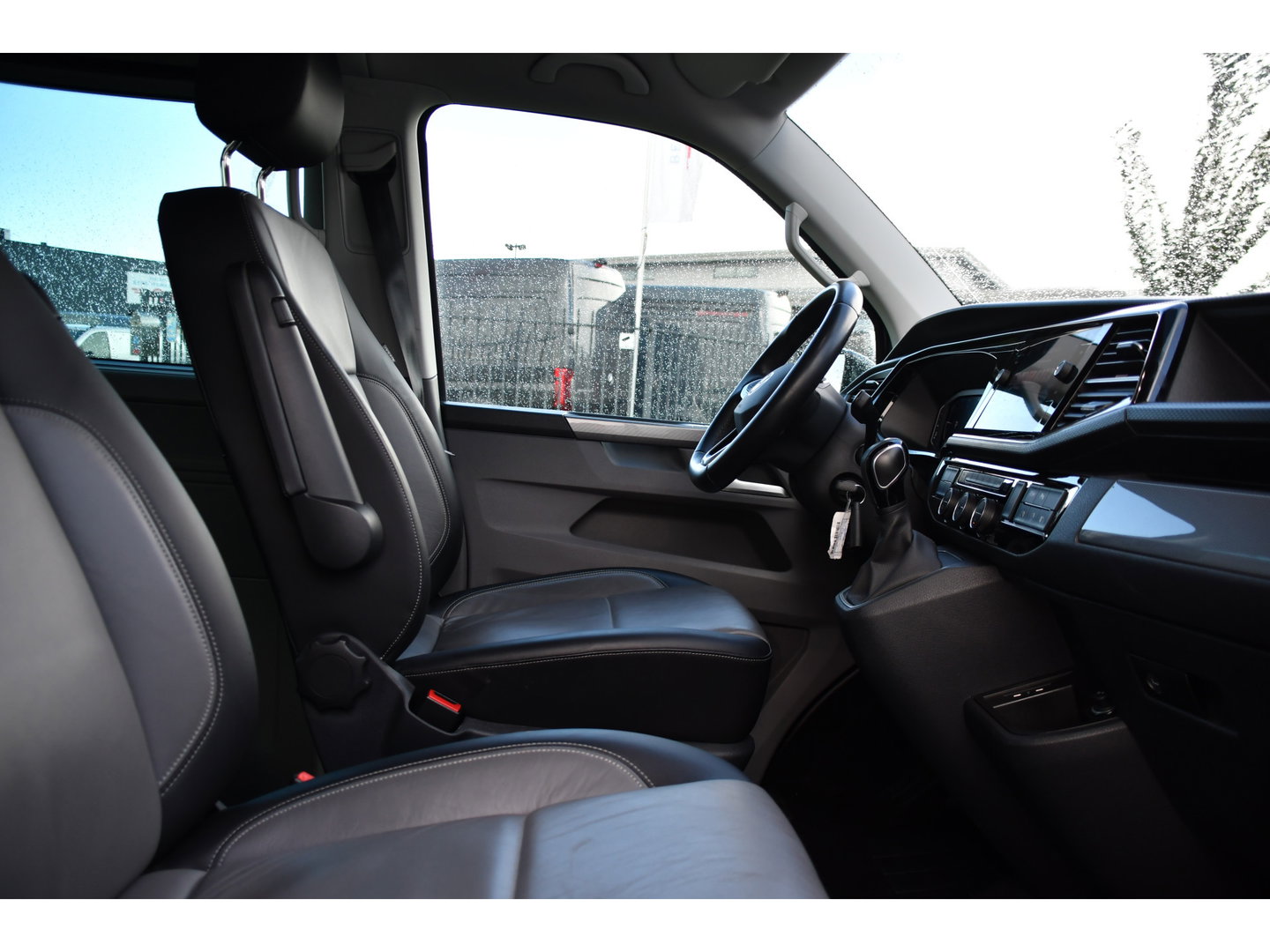 Volkswagen Transporter 2.0 TDI L2H1 30 DC Caravelle FULL OPTIONS! Adaptieve Cruise, Camera, Carplay, 2 x Schuifdeur, Leder, LED, 204pk, Automaat, Clima, Stoelverwarming, Uniek!