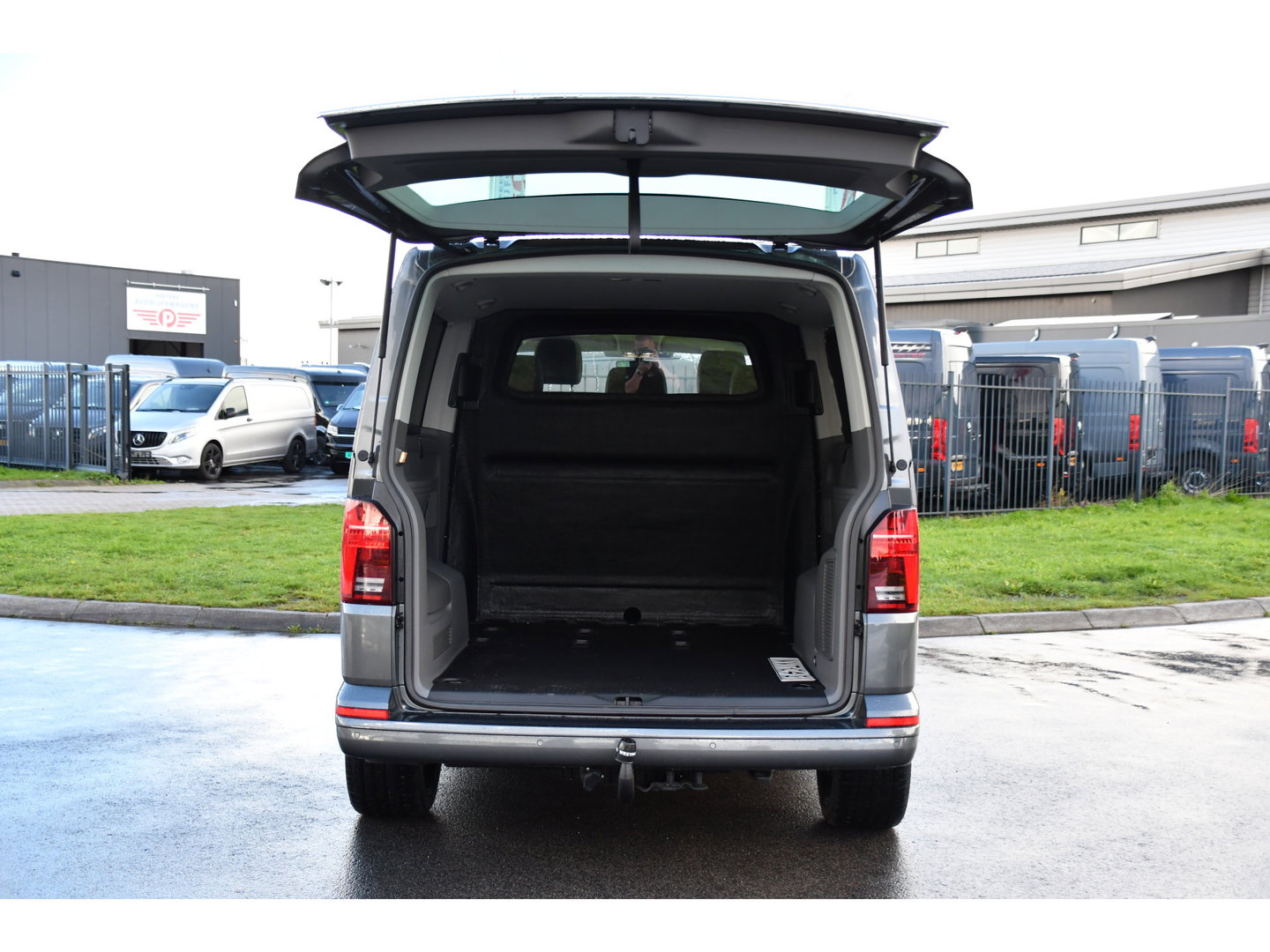 Volkswagen Transporter 2.0 TDI L2H1 30 DC Caravelle FULL OPTIONS! Adaptieve Cruise, Camera, Carplay, 2 x Schuifdeur, Leder, LED, 204pk, Automaat, Clima, Stoelverwarming, Uniek!