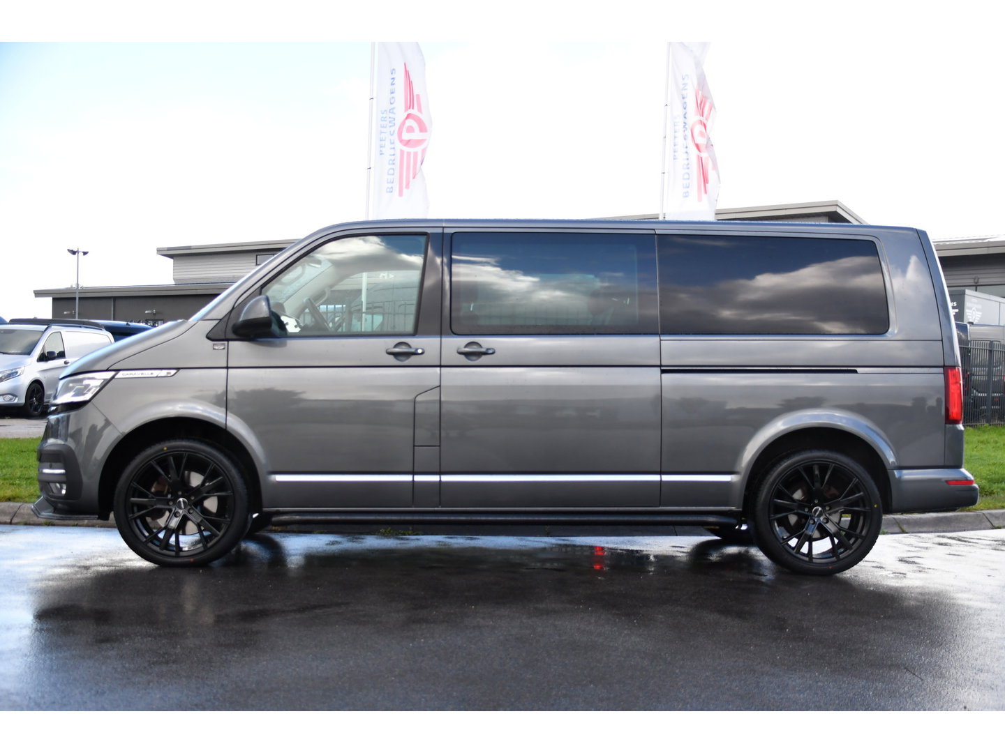 Volkswagen Transporter 2.0 TDI L2H1 30 DC Caravelle FULL OPTIONS! Adaptieve Cruise, Camera, Carplay, 2 x Schuifdeur, Leder, LED, 204pk, Automaat, Clima, Stoelverwarming, Uniek!