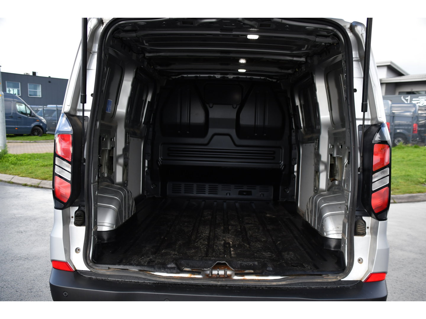 Ford Transit Custom 300 2.0 TDCI L1H1 PB Edition Virtual, Camera, Cruise, Carplay, 2 x Schuifdeur, Stuur verwarming, 136pk, Automaat, Stoelverwarming, Uniek!