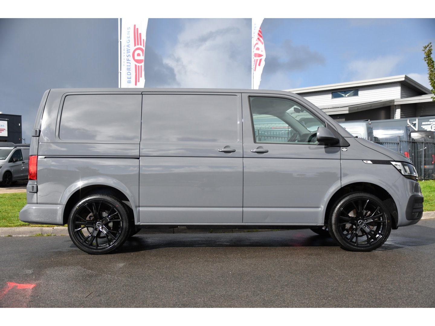 Volkswagen Transporter 2.0 TDI L1H1 30 PB Edition Camera, Cruise, Carplay, Trekhaak, Sensoren, Automaat, 150pk, Multimedia, Uniek!