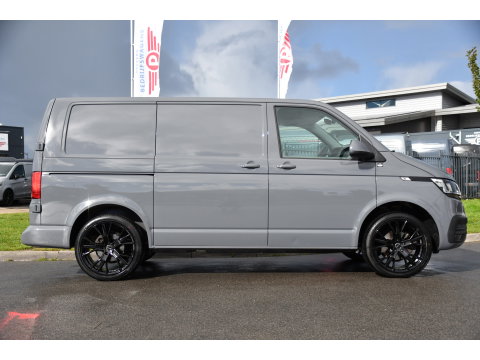 Volkswagen Transporter 2.0 TDI L1H1 30 PB Edition Camera, Cruise, Carplay, Trekhaak, Sensoren, Automaat, 150pk, Multimedia, Uniek!