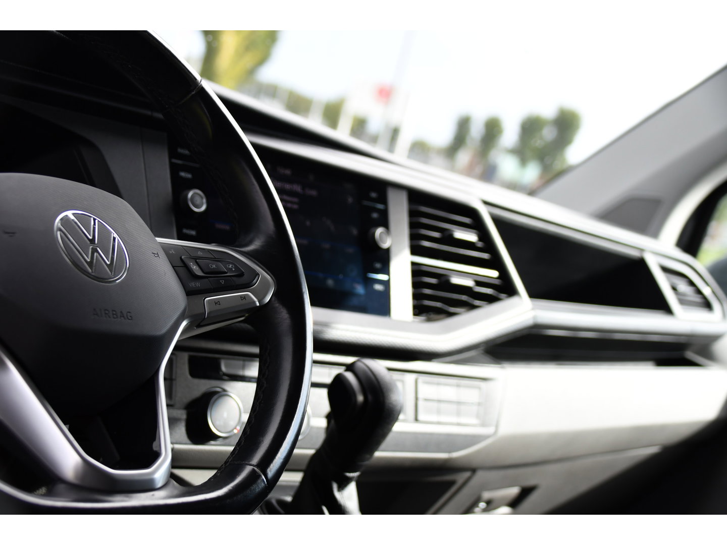 Volkswagen Transporter 2.0 TDI L1H1 30 PB Edition Camera, Cruise, Carplay, Trekhaak, Sensoren, Automaat, 150pk, Multimedia, Uniek!