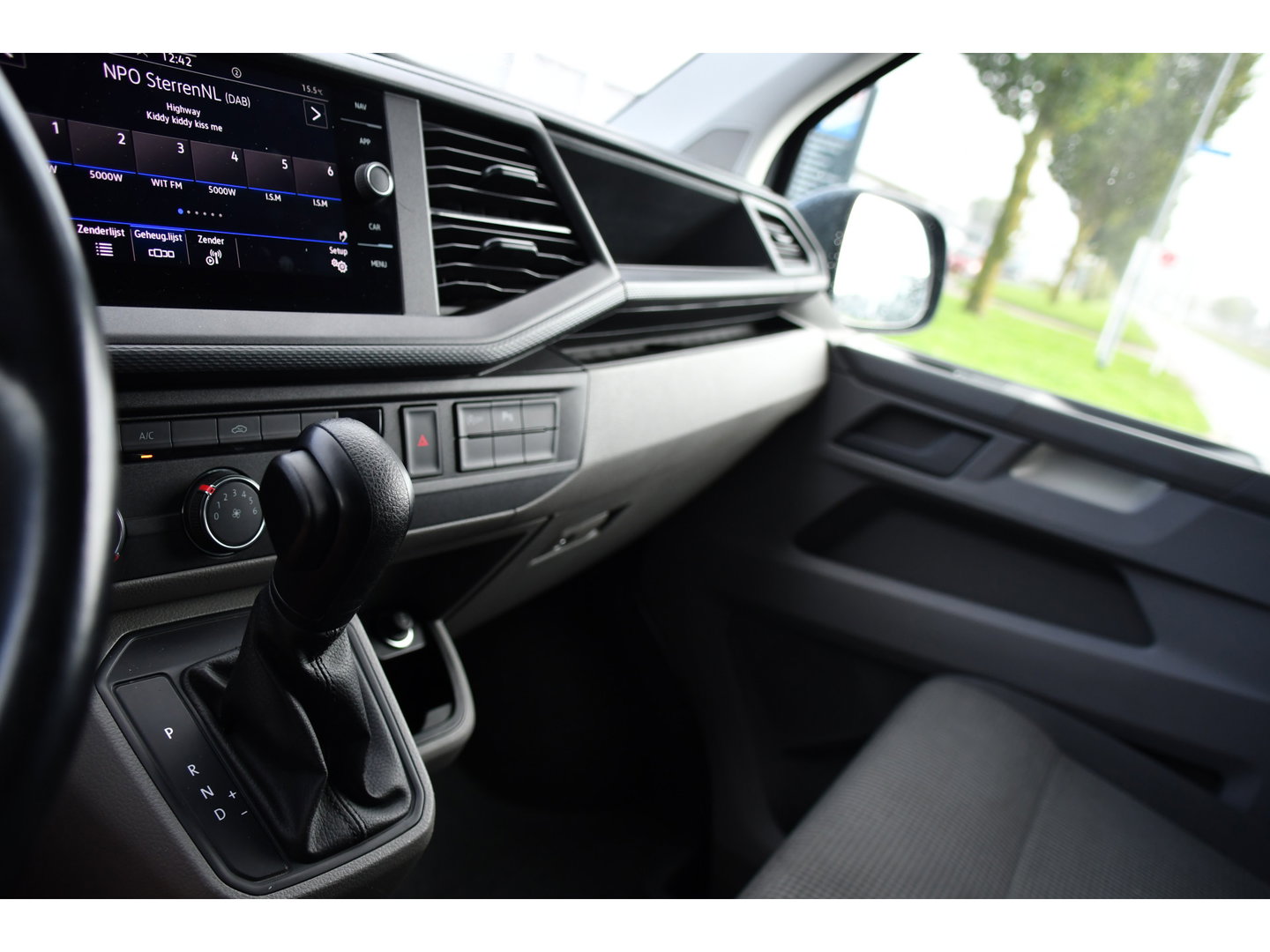 Volkswagen Transporter 2.0 TDI L1H1 30 PB Edition Camera, Cruise, Carplay, Trekhaak, Sensoren, Automaat, 150pk, Multimedia, Uniek!