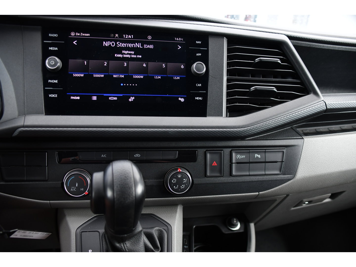 Volkswagen Transporter 2.0 TDI L1H1 30 PB Edition Camera, Cruise, Carplay, Trekhaak, Sensoren, Automaat, 150pk, Multimedia, Uniek!