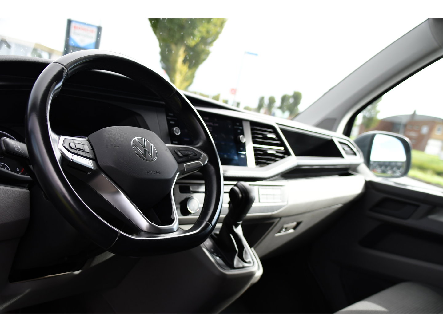 Volkswagen Transporter 2.0 TDI L1H1 30 PB Edition Camera, Cruise, Carplay, Trekhaak, Sensoren, Automaat, 150pk, Multimedia, Uniek!