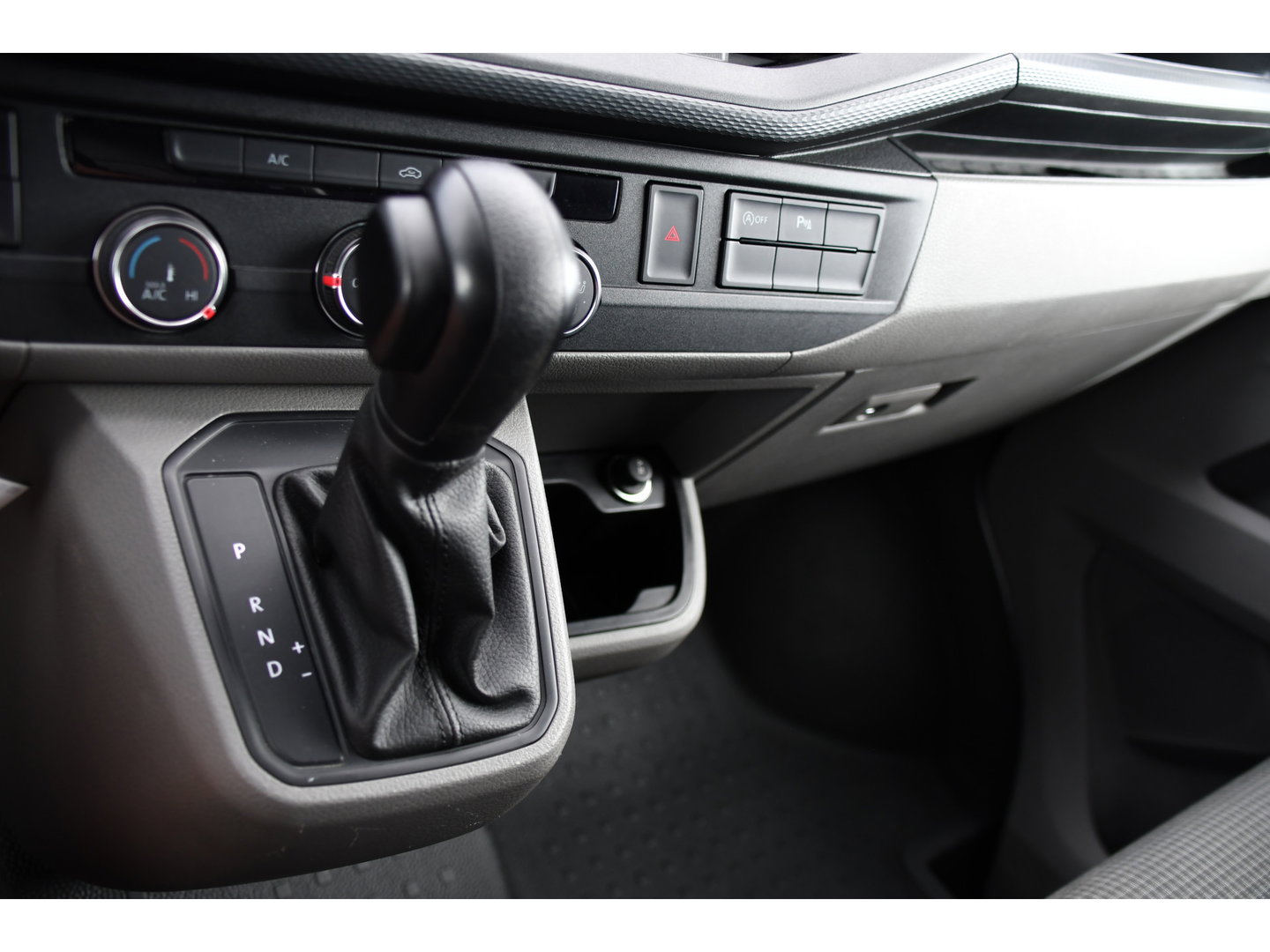 Volkswagen Transporter 2.0 TDI L1H1 30 PB Edition Camera, Cruise, Carplay, Trekhaak, Sensoren, Automaat, 150pk, Multimedia, Uniek!