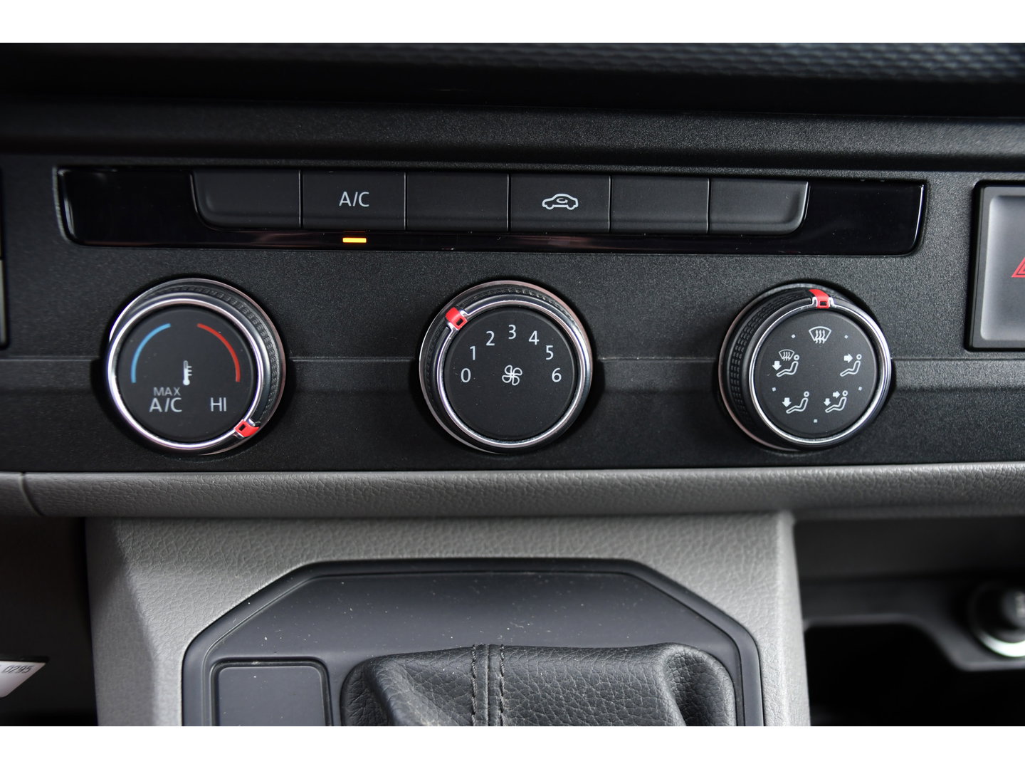 Volkswagen Transporter 2.0 TDI L1H1 30 PB Edition Camera, Cruise, Carplay, Trekhaak, Sensoren, Automaat, 150pk, Multimedia, Uniek!