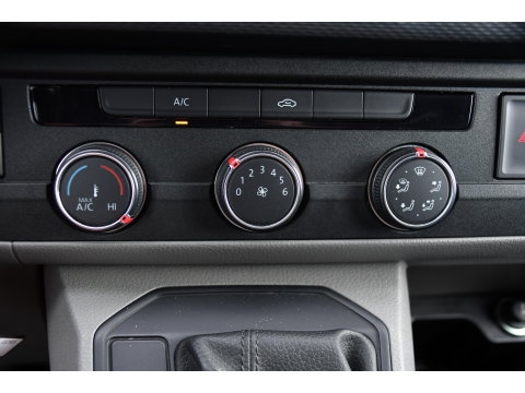 Volkswagen Transporter 2.0 TDI L1H1 30 PB Edition Camera, Cruise, Carplay, Trekhaak, Sensoren, Automaat, 150pk, Multimedia, Uniek!