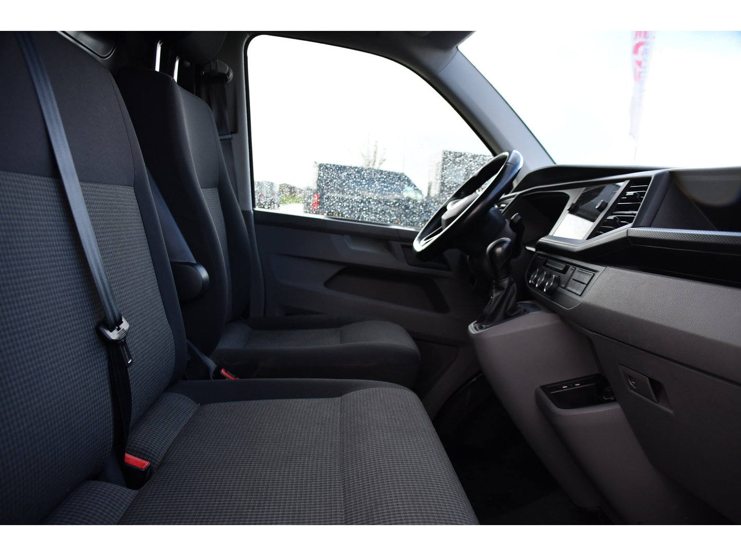 Volkswagen Transporter 2.0 TDI L1H1 30 PB Edition Camera, Cruise, Carplay, Trekhaak, Sensoren, Automaat, 150pk, Multimedia, Uniek!