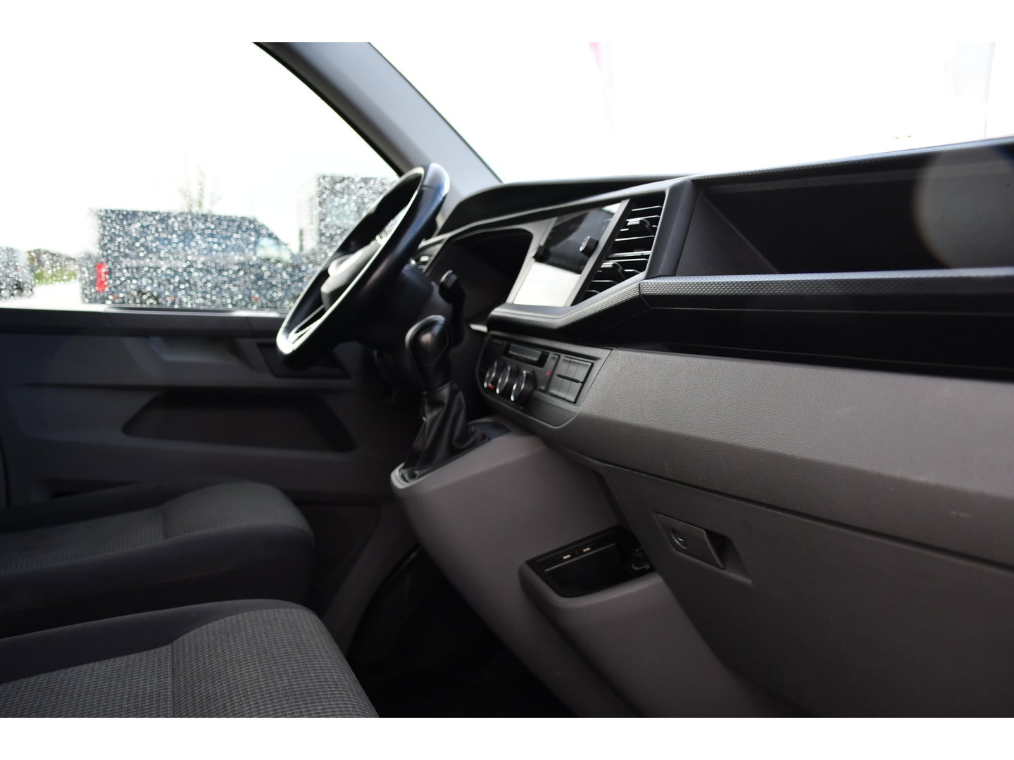 Volkswagen Transporter 2.0 TDI L1H1 30 PB Edition Camera, Cruise, Carplay, Trekhaak, Sensoren, Automaat, 150pk, Multimedia, Uniek!