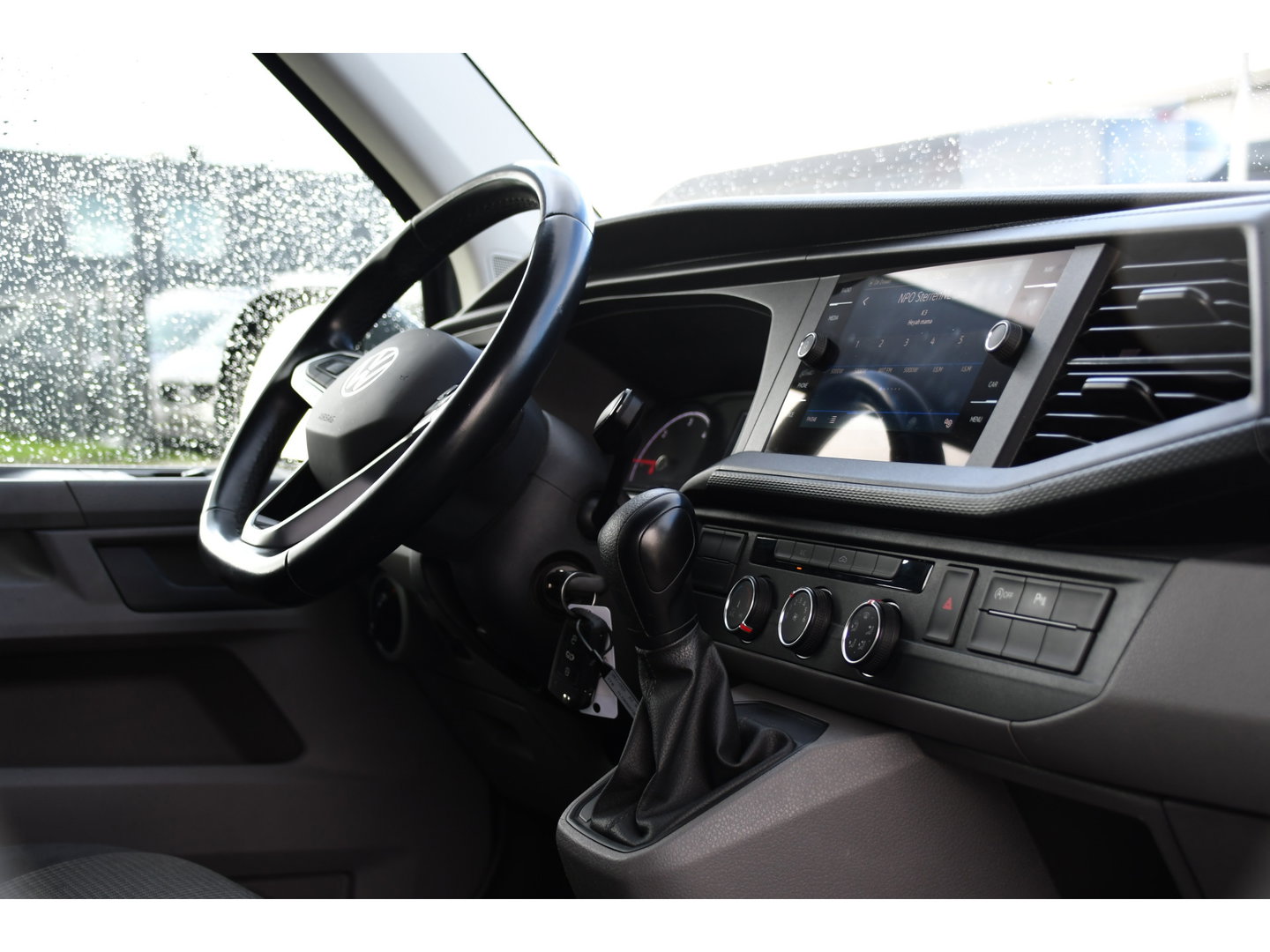 Volkswagen Transporter 2.0 TDI L1H1 30 PB Edition Camera, Cruise, Carplay, Trekhaak, Sensoren, Automaat, 150pk, Multimedia, Uniek!