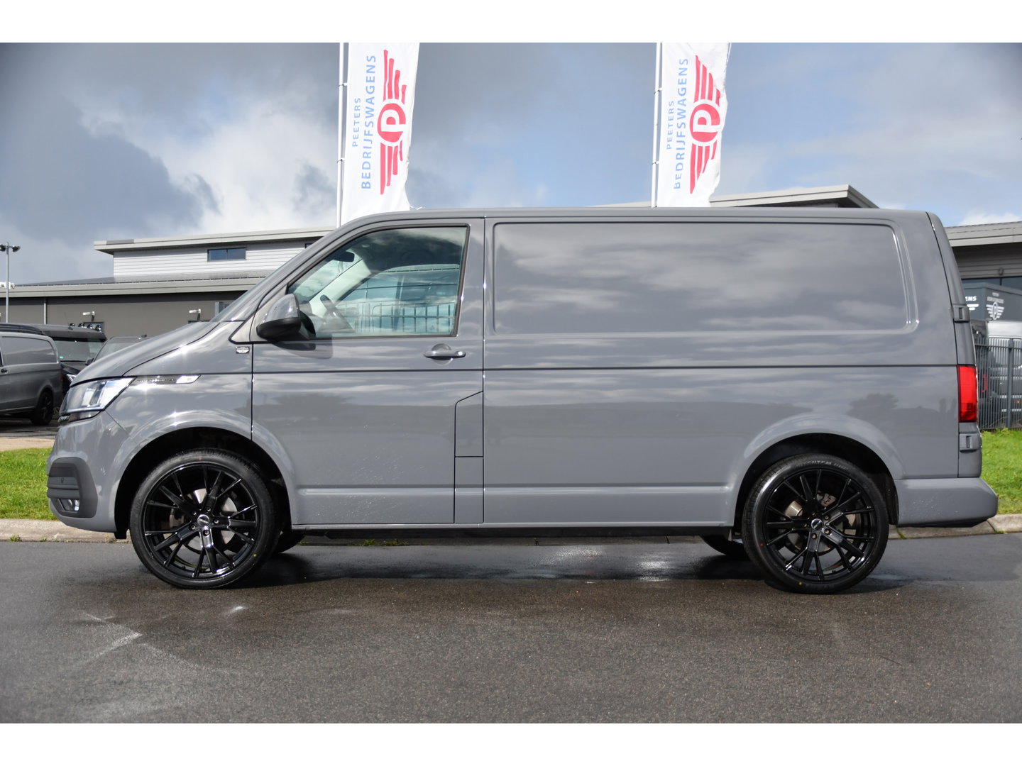Volkswagen Transporter 2.0 TDI L1H1 30 PB Edition Camera, Cruise, Carplay, Trekhaak, Sensoren, Automaat, 150pk, Multimedia, Uniek!