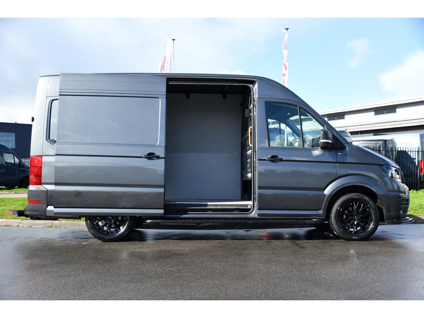 Volkswagen Crafter 35 2.0 TDI L3H3 PB Edition Camera, Cruise, Carplay, 140pk, Trekhaak, Carbolt, Automaat, Sensoren, Geveerde stoel, Uniek!