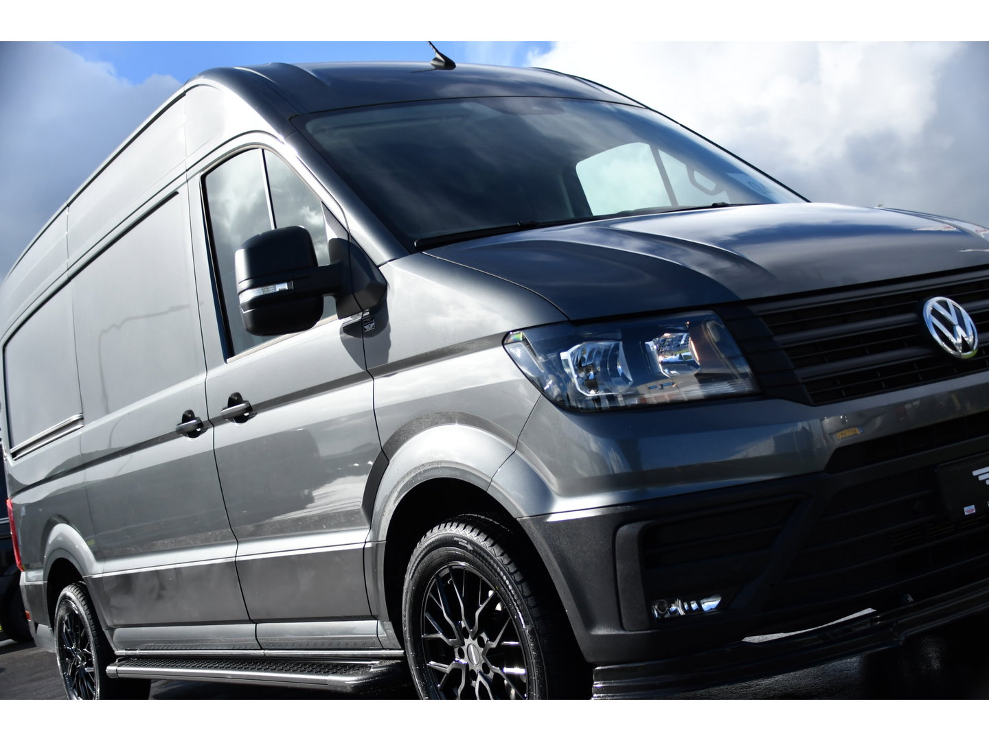 Volkswagen Crafter 35 2.0 TDI L3H3 PB Edition Camera, Cruise, Carplay, 140pk, Trekhaak, Carbolt, Automaat, Sensoren, Geveerde stoel, Uniek!