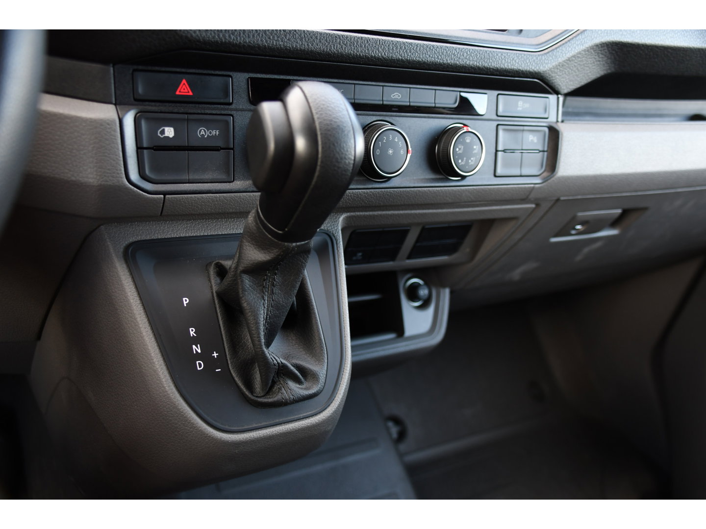 Volkswagen Crafter 35 2.0 TDI L3H3 PB Edition Camera, Cruise, Carplay, 140pk, Trekhaak, Carbolt, Automaat, Sensoren, Geveerde stoel, Uniek!