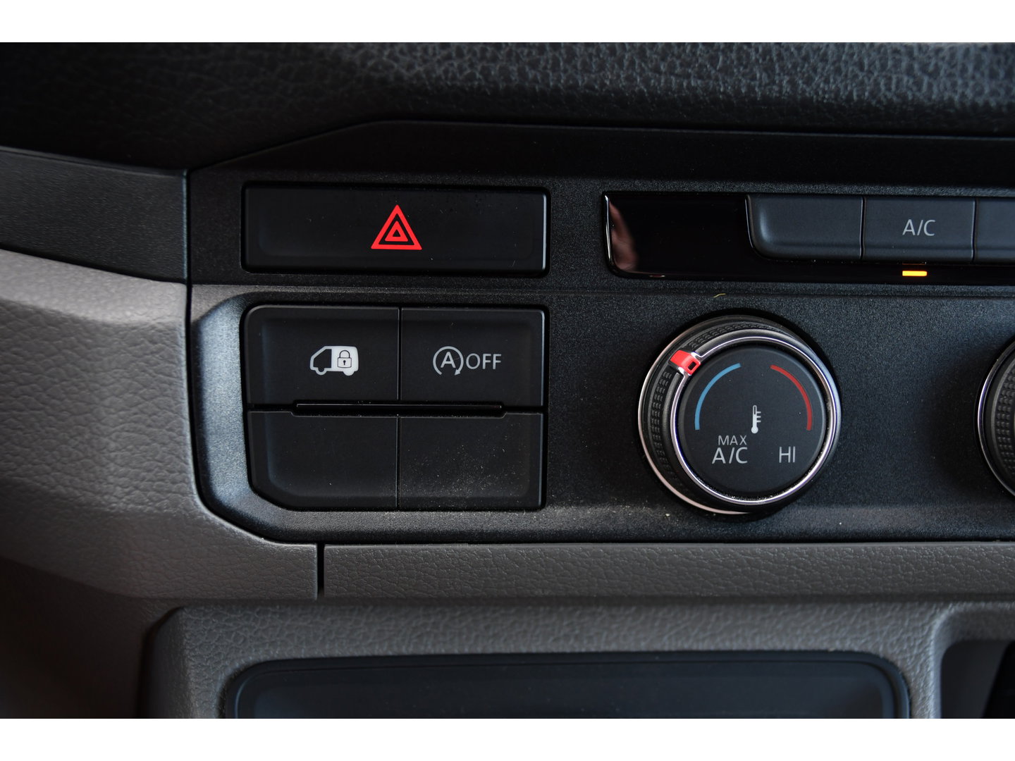Volkswagen Crafter 35 2.0 TDI L3H3 PB Edition Camera, Cruise, Carplay, 140pk, Trekhaak, Carbolt, Automaat, Sensoren, Geveerde stoel, Uniek!