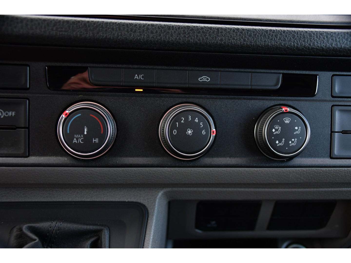 Volkswagen Crafter 35 2.0 TDI L3H3 PB Edition Camera, Cruise, Carplay, 140pk, Trekhaak, Carbolt, Automaat, Sensoren, Geveerde stoel, Uniek!