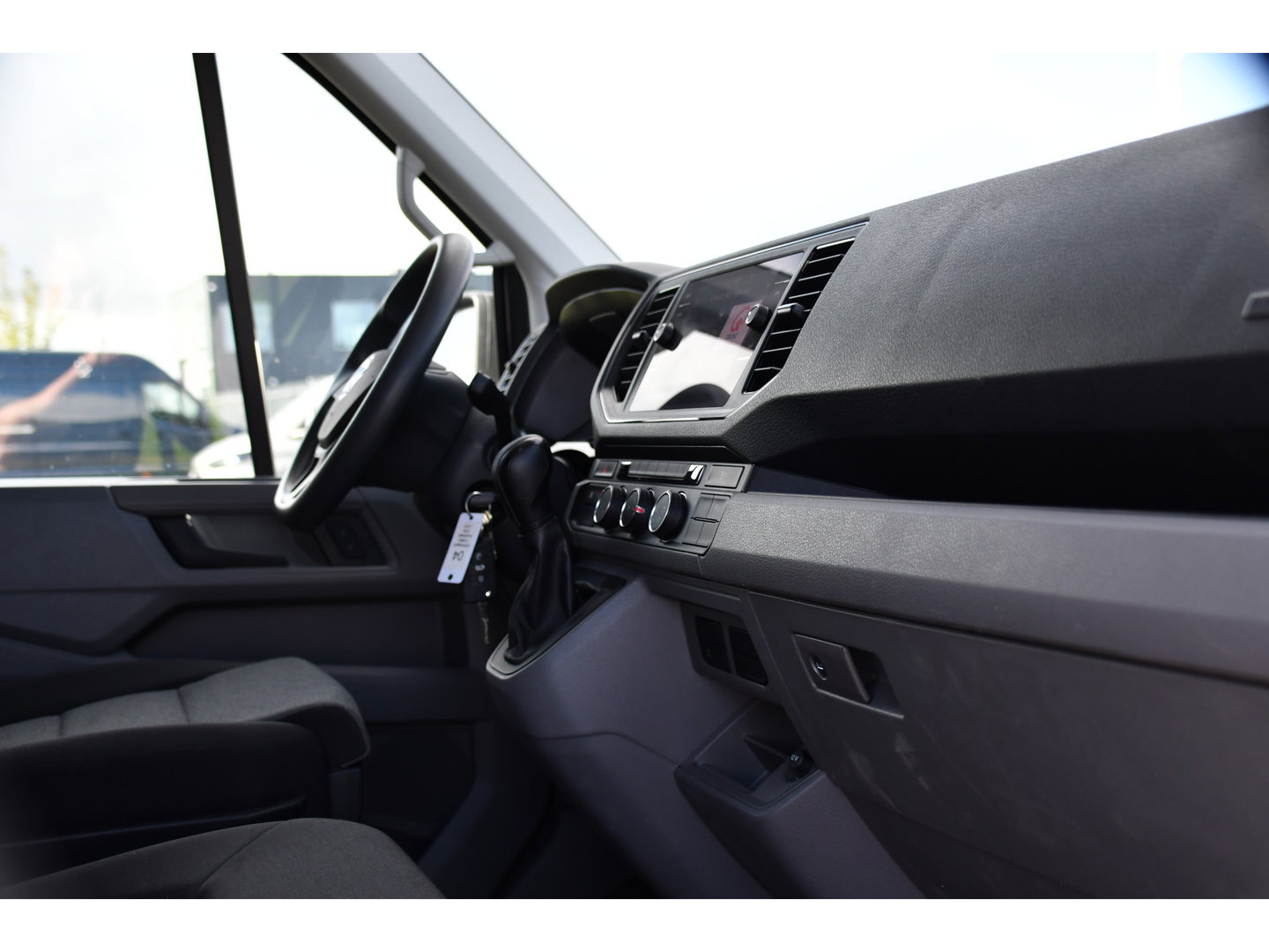 Volkswagen Crafter 35 2.0 TDI L3H3 PB Edition Camera, Cruise, Carplay, 140pk, Trekhaak, Carbolt, Automaat, Sensoren, Geveerde stoel, Uniek!