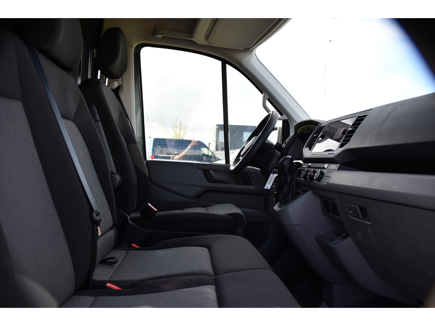Volkswagen Crafter 35 2.0 TDI L3H3 PB Edition Camera, Cruise, Carplay, 140pk, Trekhaak, Carbolt, Automaat, Sensoren, Geveerde stoel, Uniek!