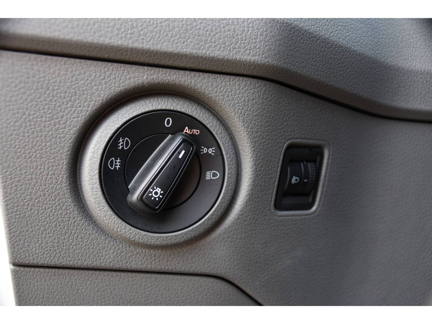 Volkswagen Crafter 35 2.0 TDI L3H3 PB Edition Camera, Cruise, Carplay, 140pk, Trekhaak, Carbolt, Automaat, Sensoren, Geveerde stoel, Uniek!
