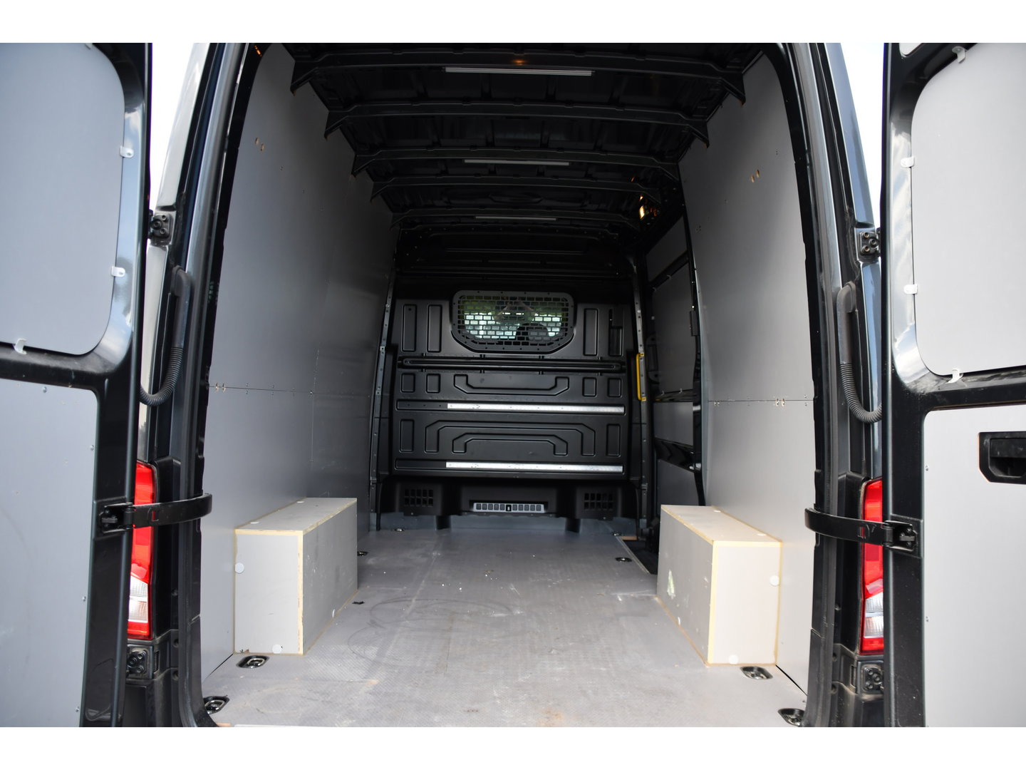 Volkswagen Crafter 35 2.0 TDI L3H3 PB Edition Camera, Cruise, Carplay, 140pk, Trekhaak, Carbolt, Automaat, Sensoren, Geveerde stoel, Uniek!