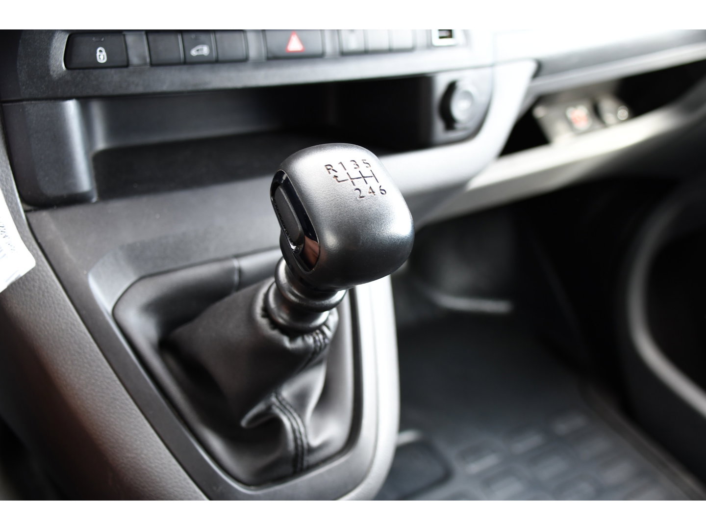 Peugeot Expert 226S 1.6 BlueHDI L2 PB Edition Carplay, Cruise, Sensoren, 115pk, Leder, Multimedia, Uniek!