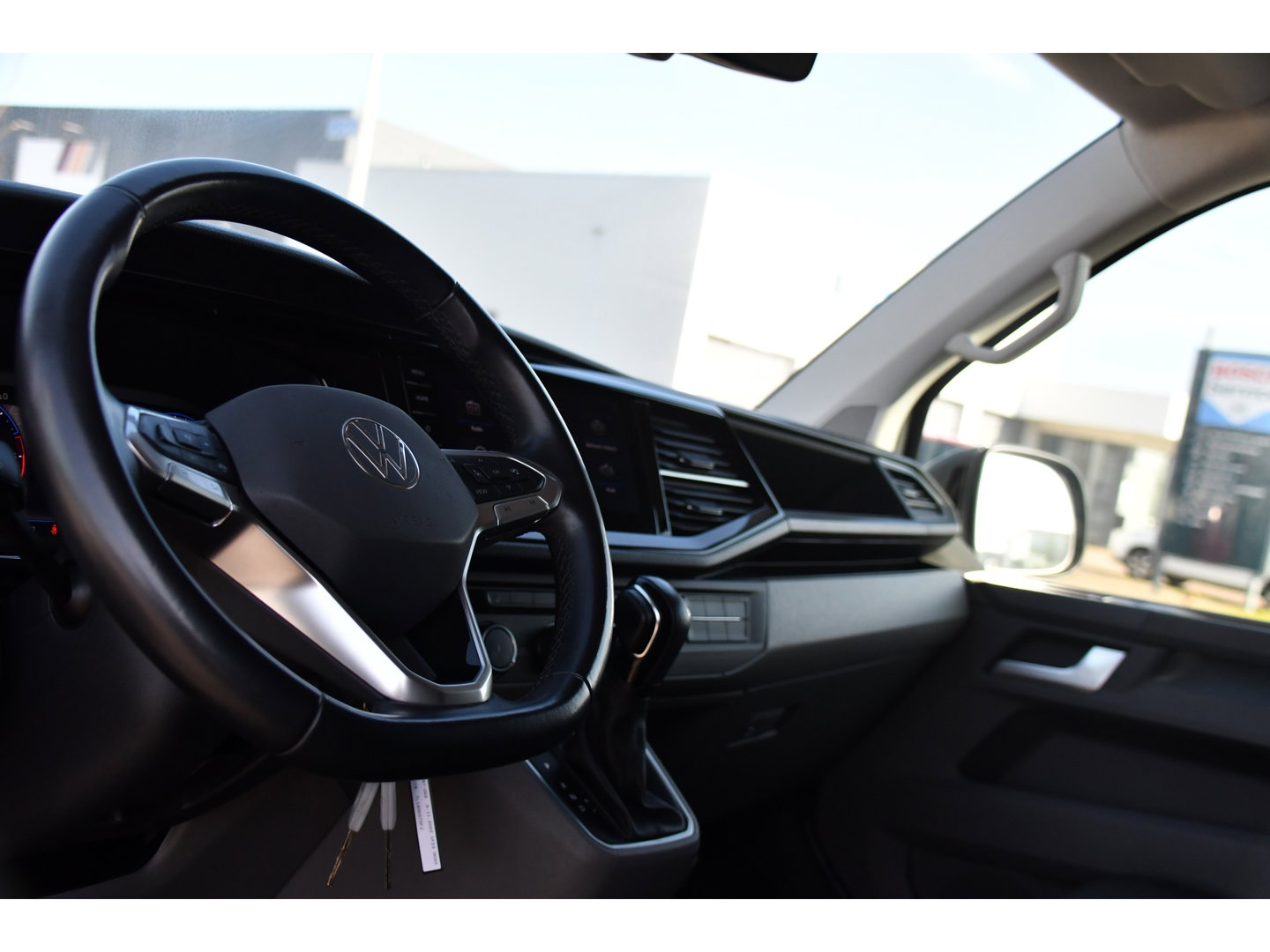 Volkswagen Transporter 2.0 TDI L2H1 32 DC Bulli 4Motion Virtual, Adaptieve Cruise, Carplay, LED, Stoelverwarming, 204pk, Trekhaak, Automaat, NAVI, Voorruit verwarming, Uniek! 4x4, 4matic