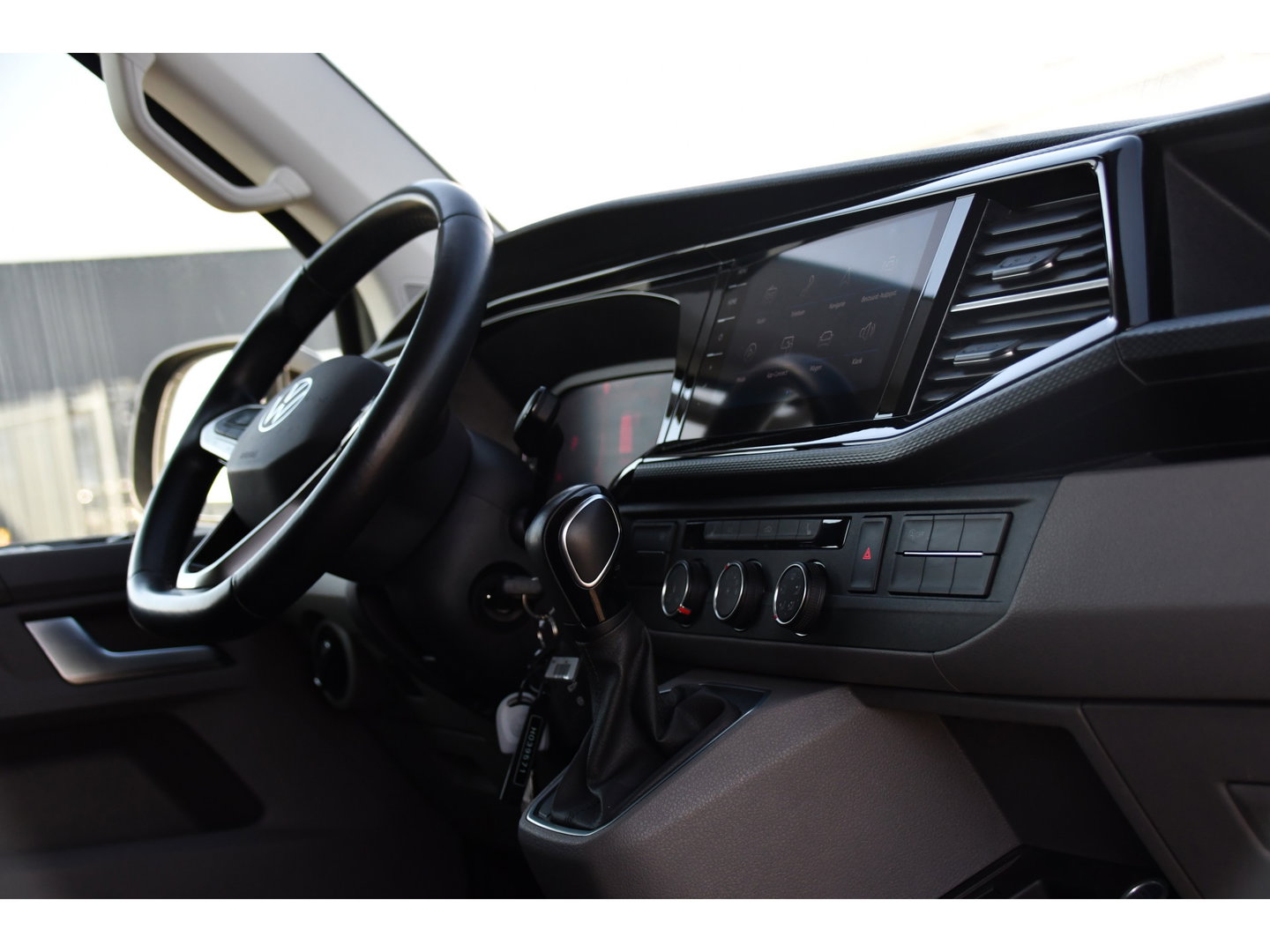 Volkswagen Transporter 2.0 TDI L2H1 32 DC Bulli 4Motion Virtual, Adaptieve Cruise, Carplay, LED, Stoelverwarming, 204pk, Trekhaak, Automaat, NAVI, Voorruit verwarming, Uniek! 4x4, 4matic