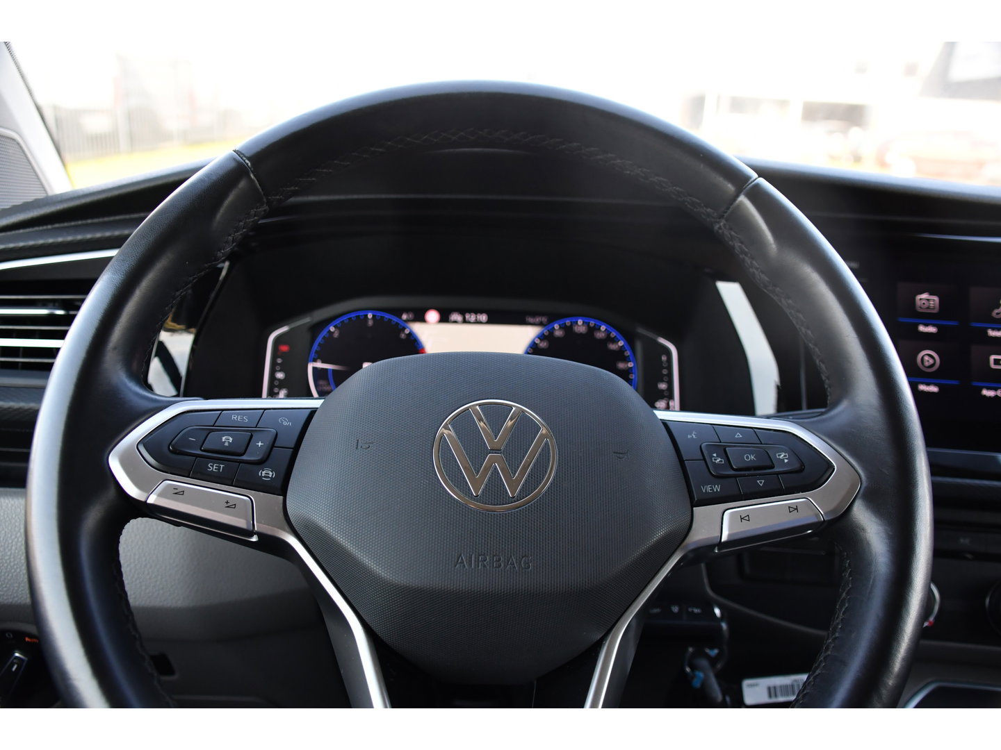 Volkswagen Transporter 2.0 TDI L2H1 32 DC Bulli 4Motion Virtual, Adaptieve Cruise, Carplay, LED, Stoelverwarming, 204pk, Trekhaak, Automaat, NAVI, Voorruit verwarming, Uniek! 4x4, 4matic
