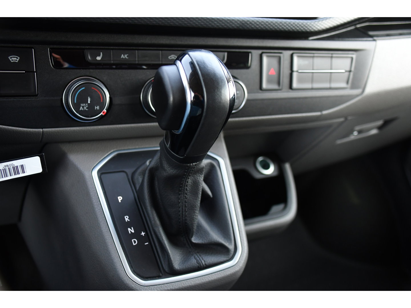 Volkswagen Transporter 2.0 TDI L2H1 32 DC Bulli 4Motion Virtual, Adaptieve Cruise, Carplay, LED, Stoelverwarming, 204pk, Trekhaak, Automaat, NAVI, Voorruit verwarming, Uniek! 4x4, 4matic