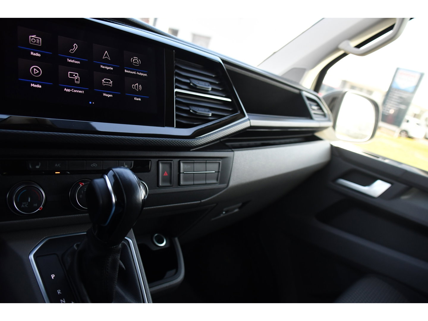 Volkswagen Transporter 2.0 TDI L2H1 32 DC Bulli 4Motion Virtual, Adaptieve Cruise, Carplay, LED, Stoelverwarming, 204pk, Trekhaak, Automaat, NAVI, Voorruit verwarming, Uniek! 4x4, 4matic