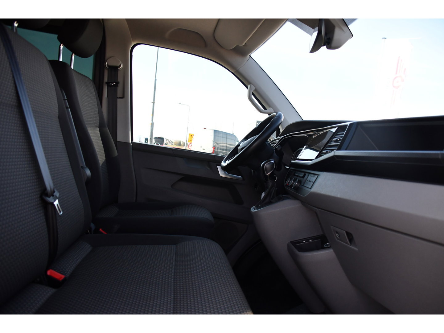 Volkswagen Transporter 2.0 TDI L2H1 32 DC Bulli 4Motion Virtual, Adaptieve Cruise, Carplay, LED, Stoelverwarming, 204pk, Trekhaak, Automaat, NAVI, Voorruit verwarming, Uniek! 4x4, 4matic