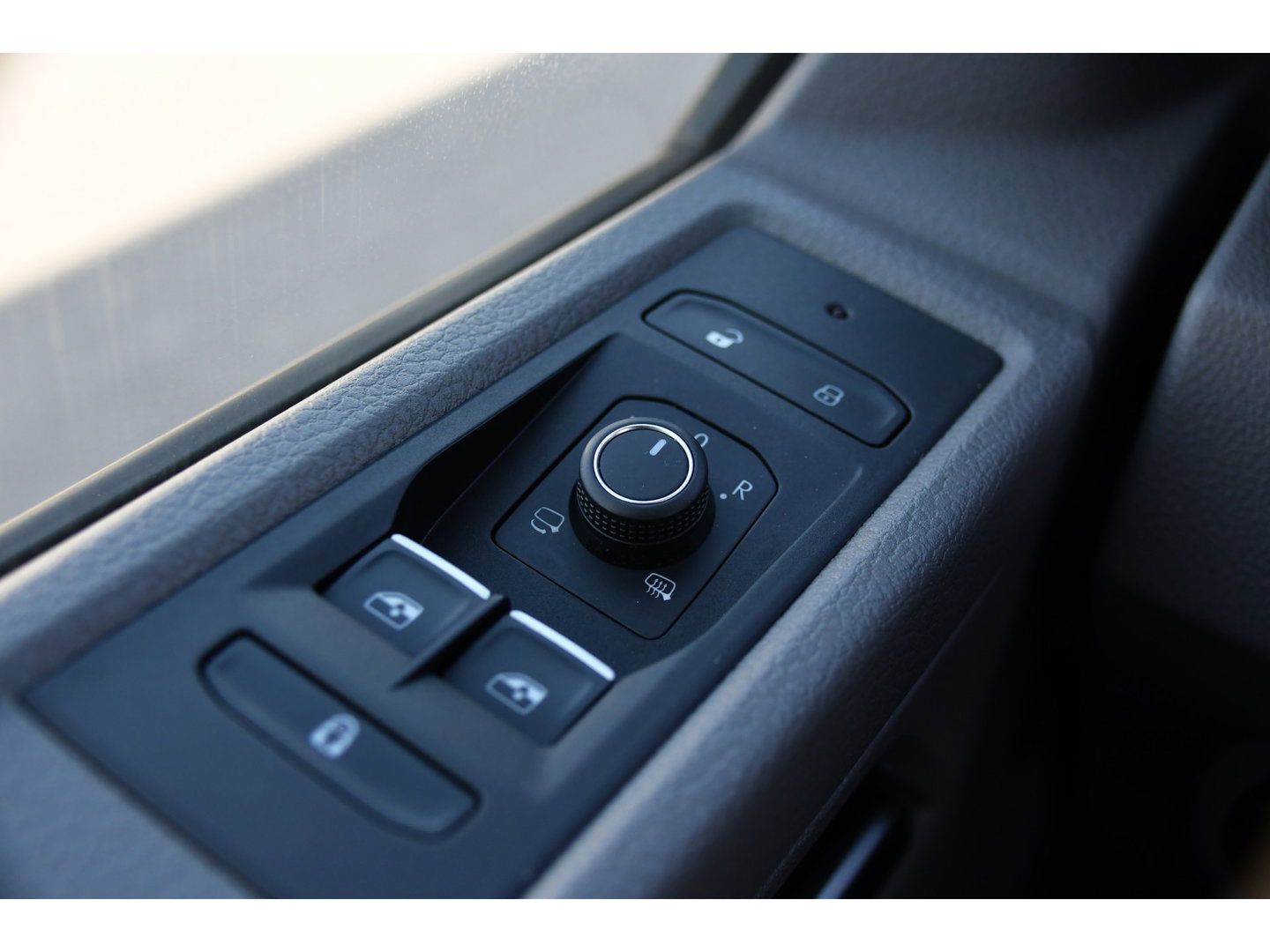 Volkswagen Transporter 2.0 TDI L2H1 32 DC Bulli 4Motion Virtual, Adaptieve Cruise, Carplay, LED, Stoelverwarming, 204pk, Trekhaak, Automaat, NAVI, Voorruit verwarming, Uniek! 4x4, 4matic