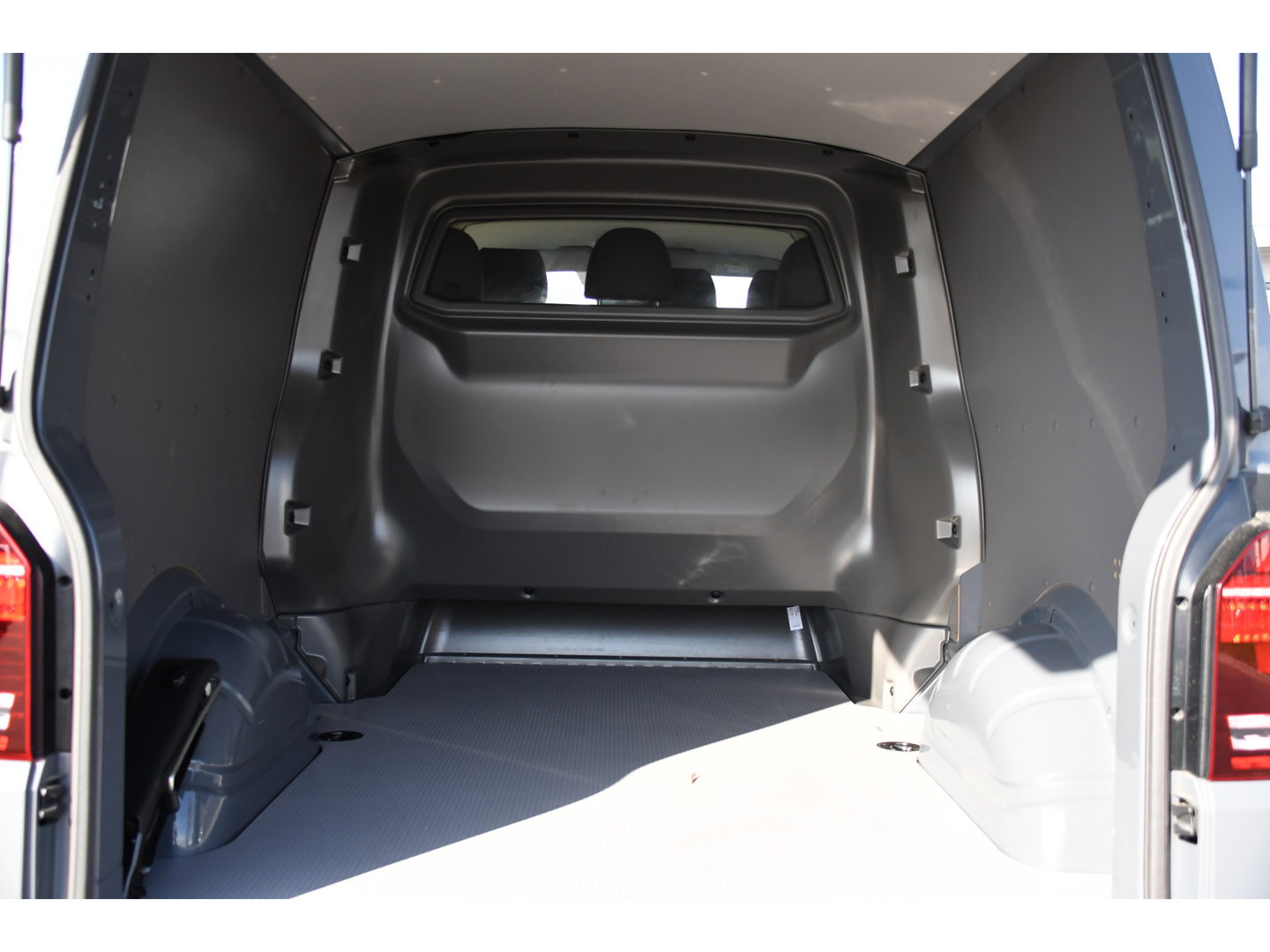 Volkswagen Transporter 2.0 TDI L2H1 32 DC Bulli 4Motion Virtual, Adaptieve Cruise, Carplay, LED, Stoelverwarming, 204pk, Trekhaak, Automaat, NAVI, Voorruit verwarming, Uniek! 4x4, 4matic