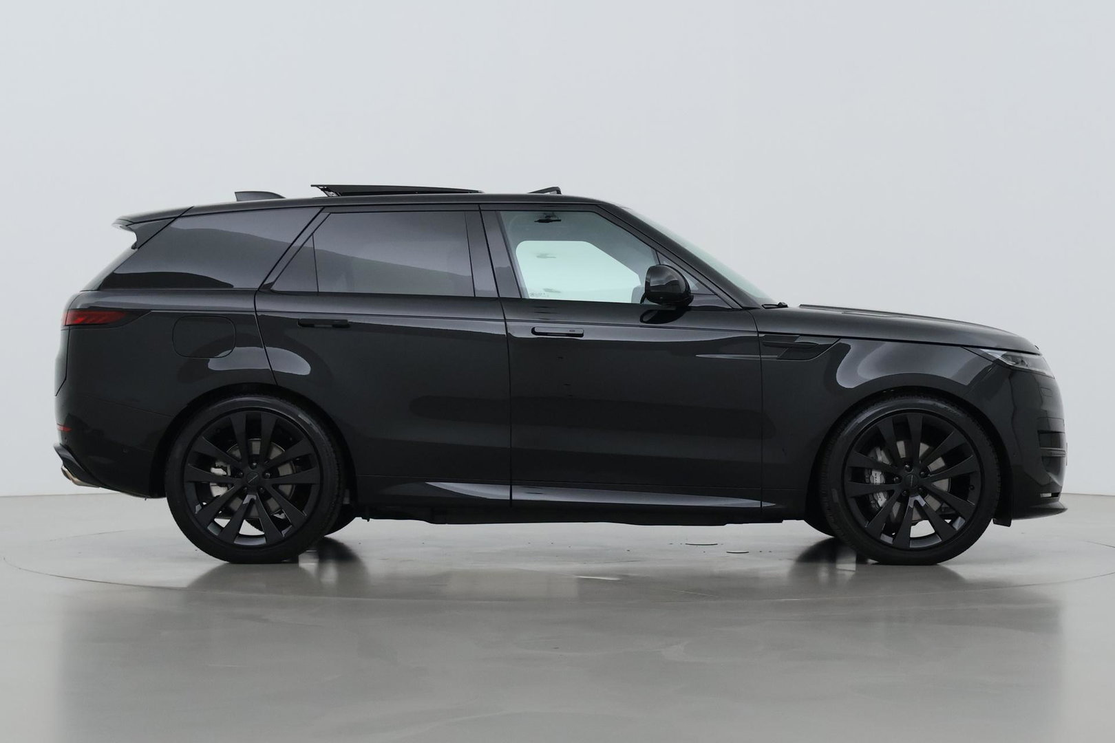 Land Rover Range Rover Sport P460e Dynamic HSE | 23 Inch | Meridian 3D Surround | ClearSight | Koelbox | Trekhaak | Massage+Ventilatie