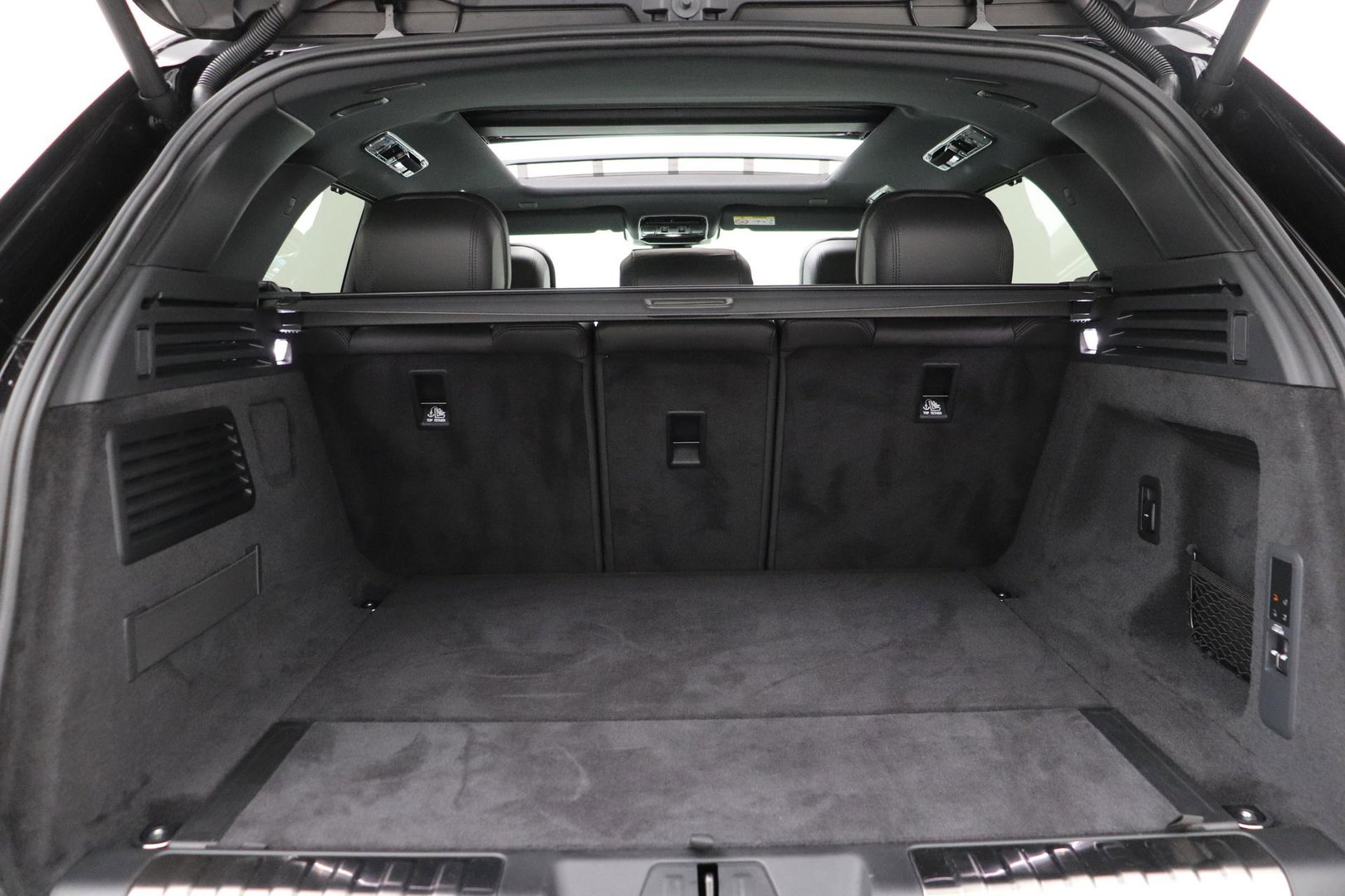 Land Rover Range Rover Sport P460e Dynamic HSE | 23 Inch | Meridian 3D Surround | ClearSight | Koelbox | Trekhaak | Massage+Ventilatie