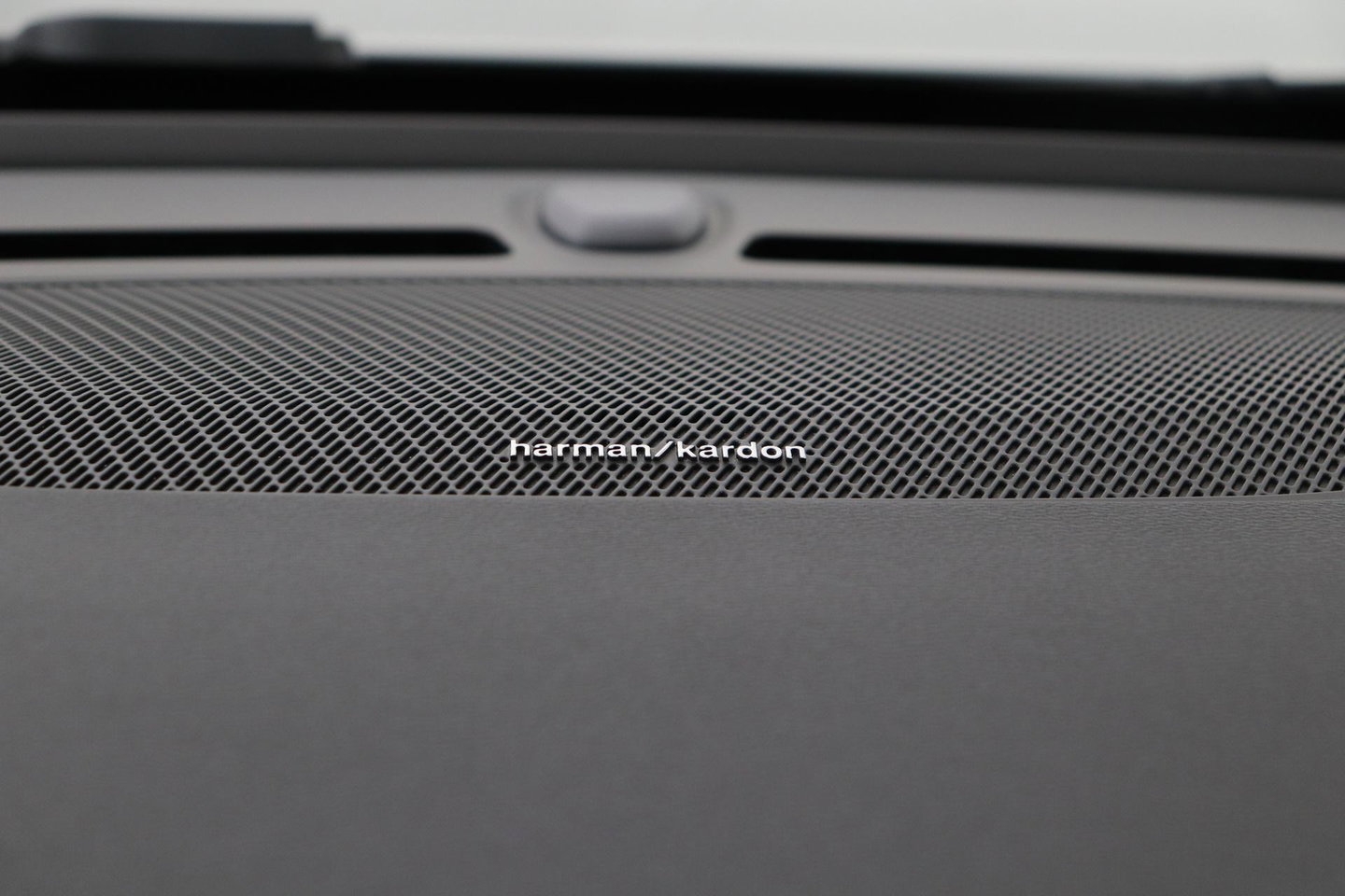 Volvo XC40 2.0 B3 Plus Black Edition | Harman/Kardon | Pilot Assist | Camera | BLIS | Memory | Stoel+Stuurverwarming | Keyless | ACC | 20 Inch